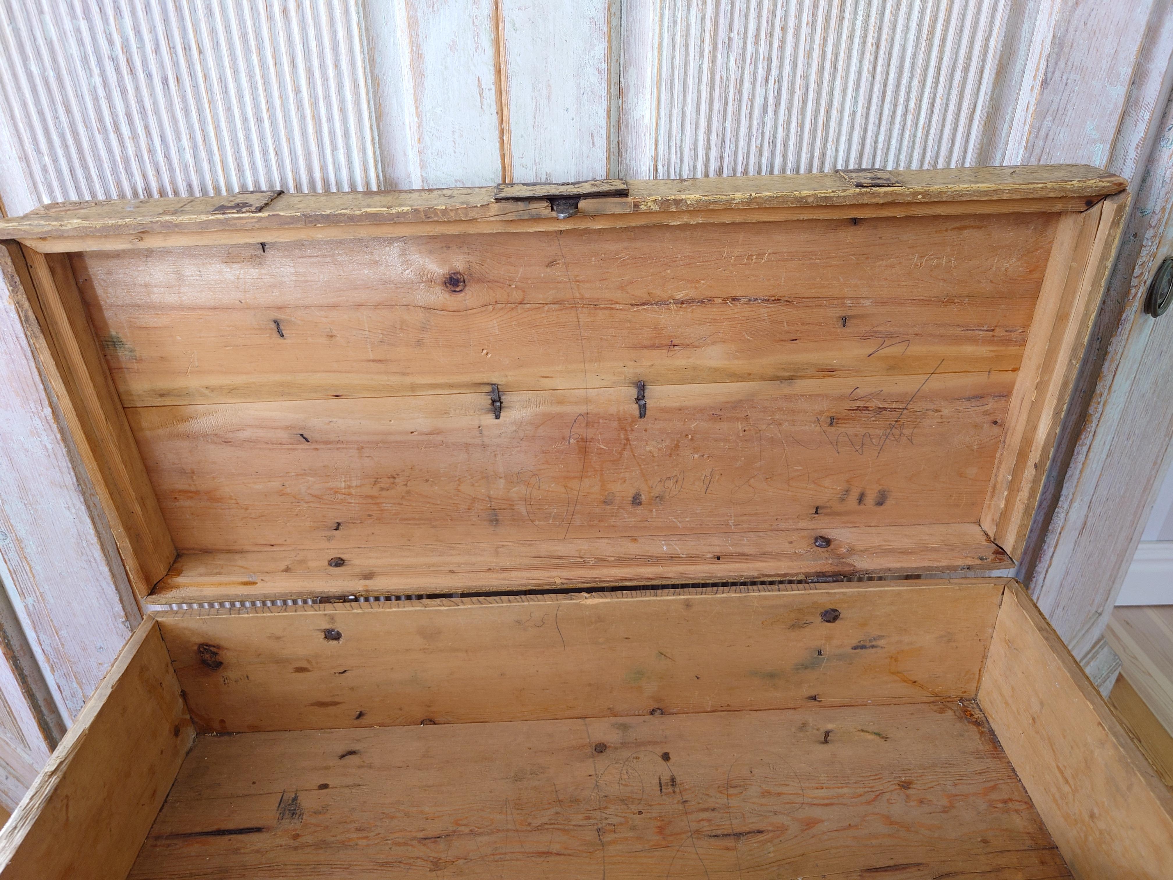 Schwedische antike rustikale Volkskunst-Holzschachtel aus dem 19. Jahrhundert mit originaler Farbe im Angebot 8