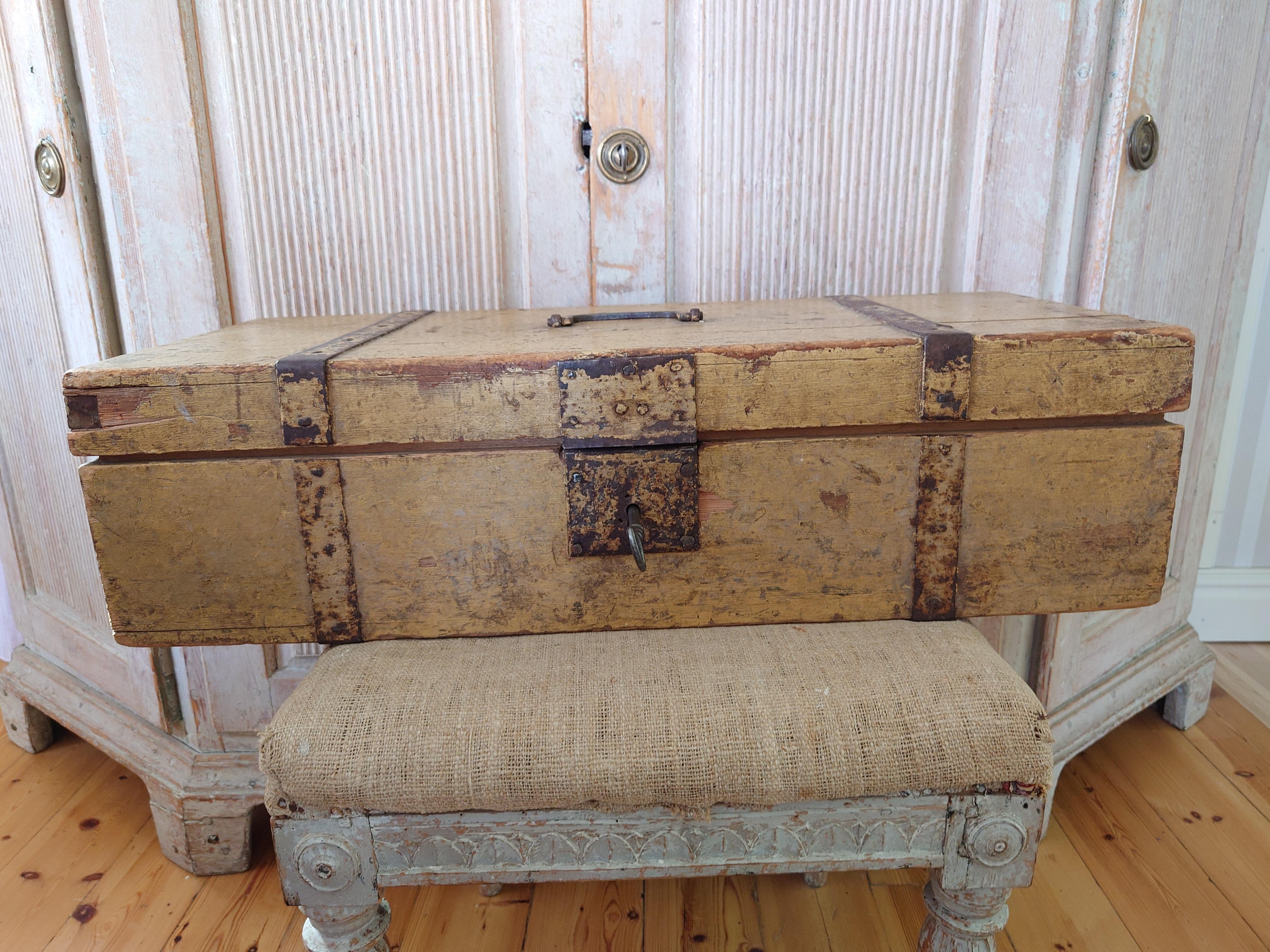Schwedische Volkskunst-Holzkiste aus dem 19. Jahrhundert aus Piteå, Norbotten, Nordschweden
Das Holzkästchen hat eine unberührte Originalfarbe.
Die Box ist stabil gebaut.
Schöner Stauraum im Inneren.
Handgeschmiedete Beschläge aus Eisen mit