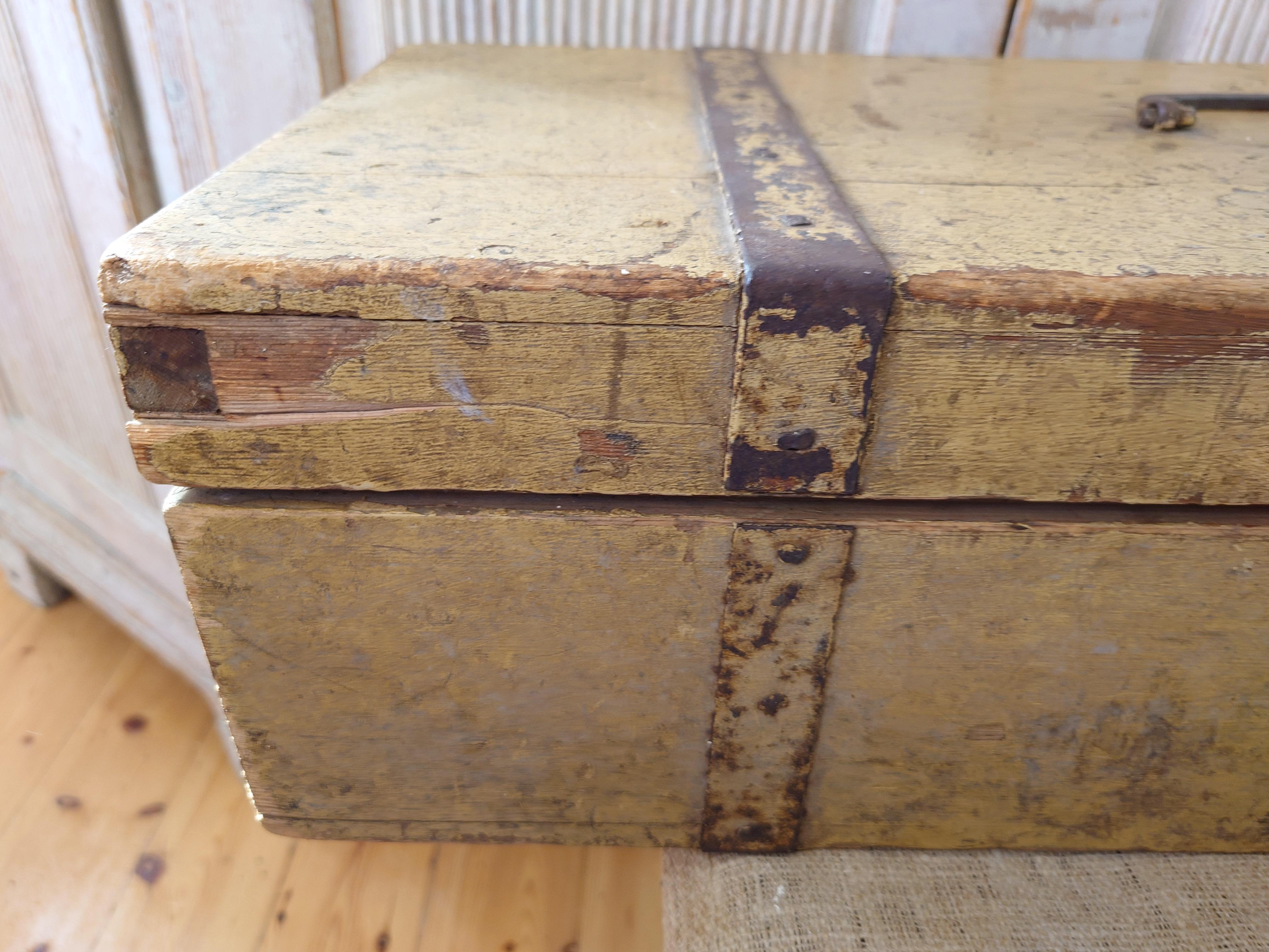 Schwedische antike rustikale Volkskunst-Holzschachtel aus dem 19. Jahrhundert mit originaler Farbe im Angebot 2