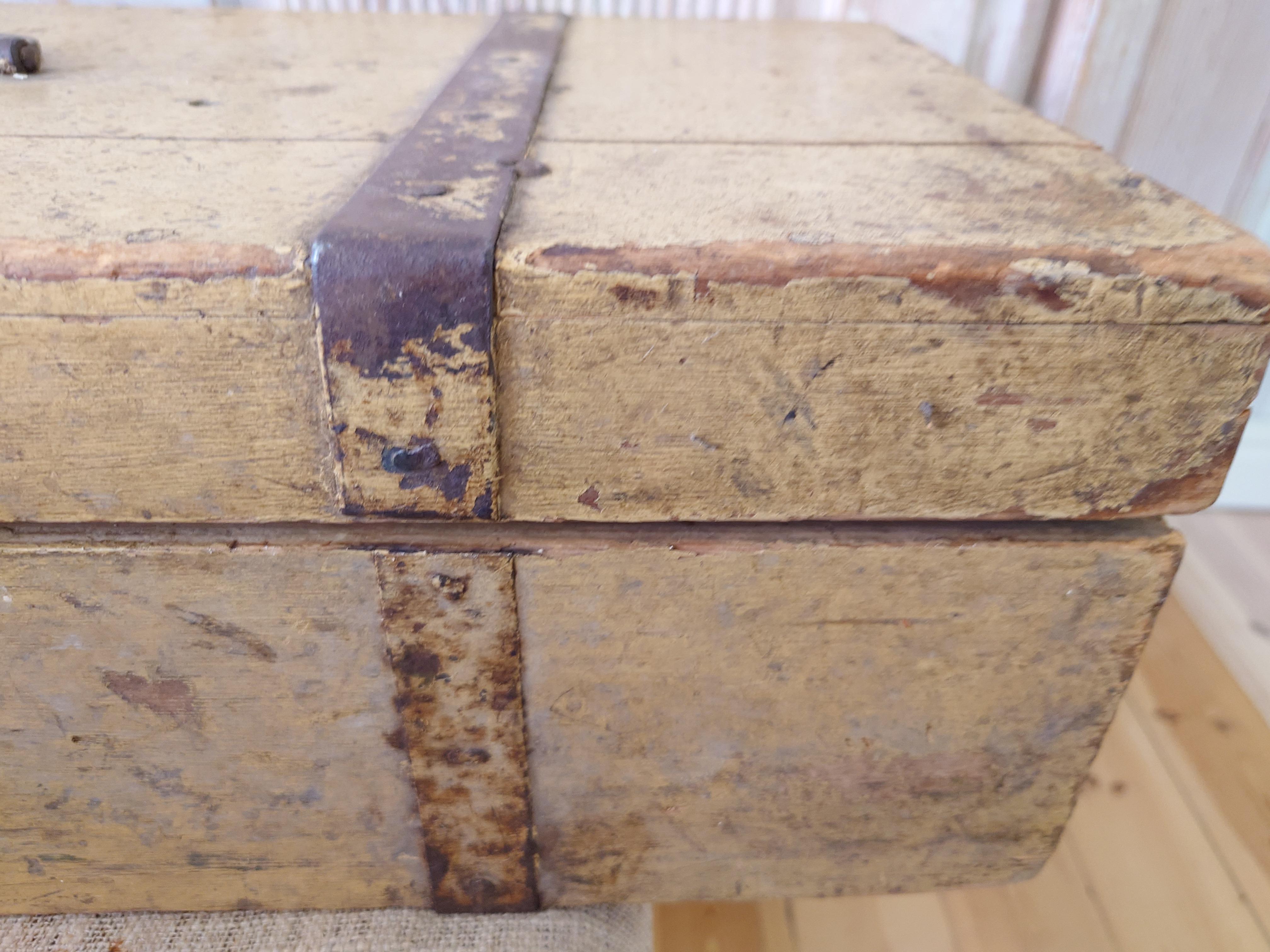 Schwedische antike rustikale Volkskunst-Holzschachtel aus dem 19. Jahrhundert mit originaler Farbe im Angebot 3