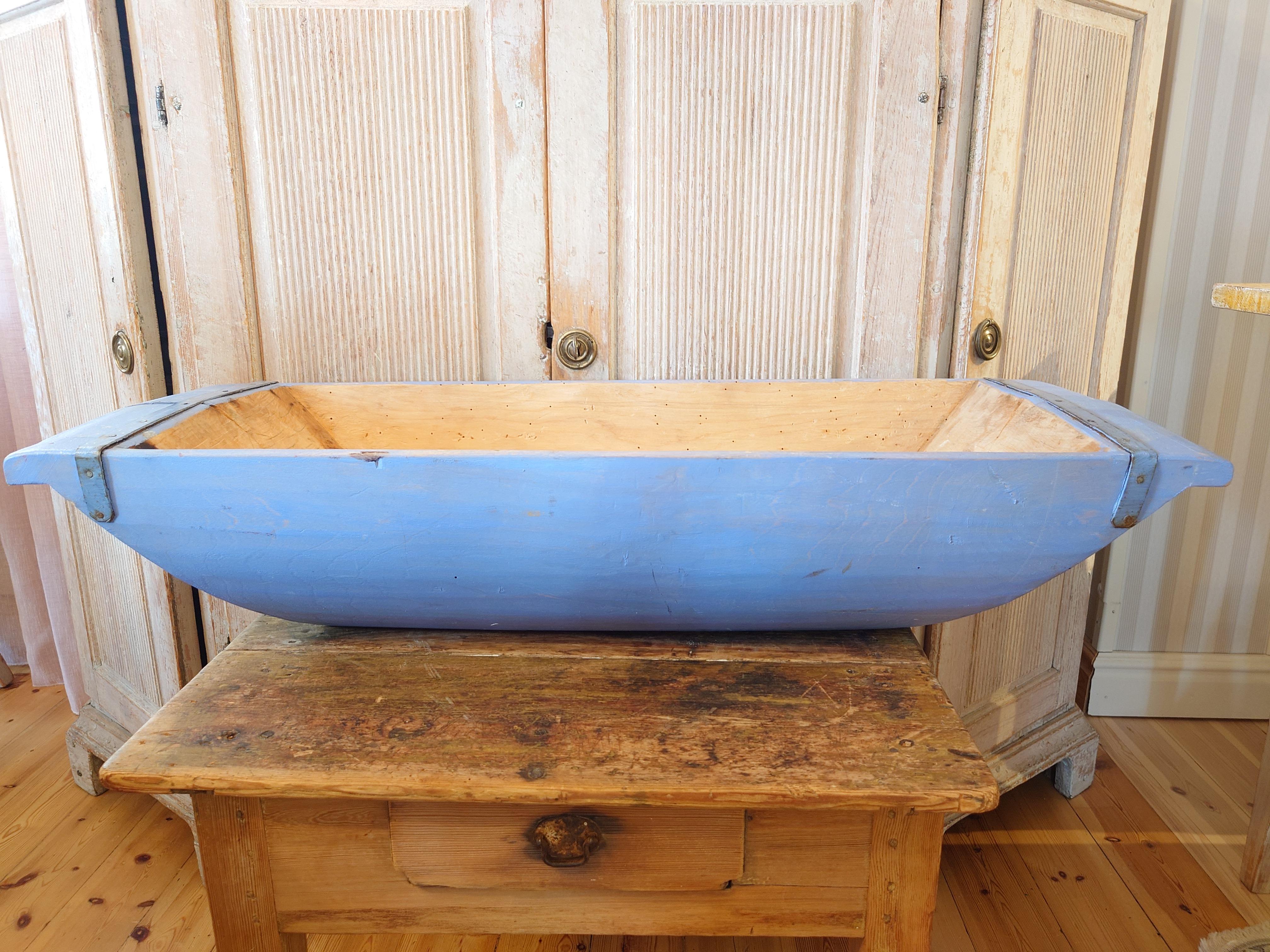 Eine große antike und einzigartige Bio-Holzschale / Holztablett. Mit sehr ansprechender Patina, mit Gebrauchsspuren. Diese in einer einzigartigen blauen Farbe gemalt, die im Laufe der Zeit patiniert worden ist. Produziert in Schweden, 19.