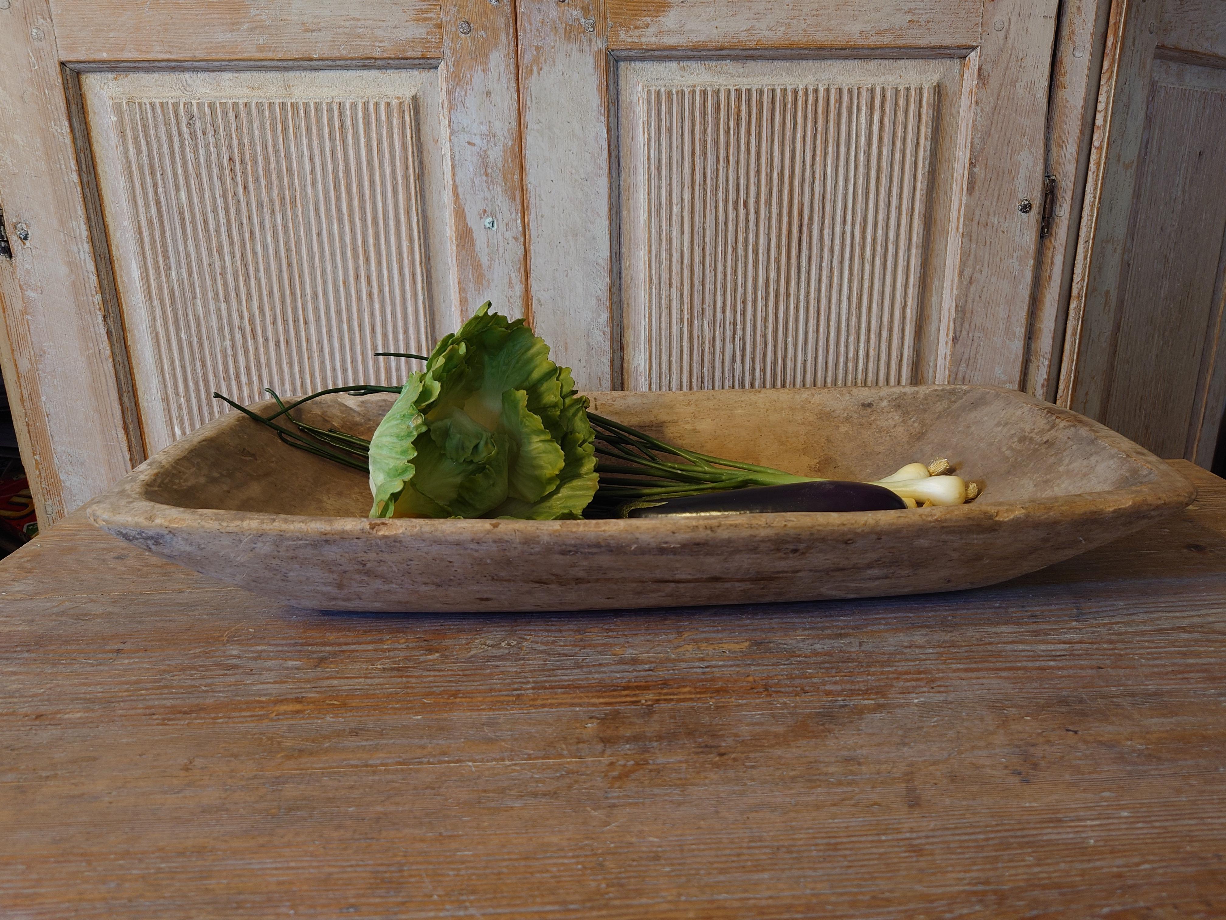 19th century big rustic Swedish antique wooden tray/  Serving bowl from Boden Norrbotten,Northern Sweden.
A farmers handcrafted tray or serving bowl or centerpiece.
A highly functional object with sculptural appearance.
Time has patinated the