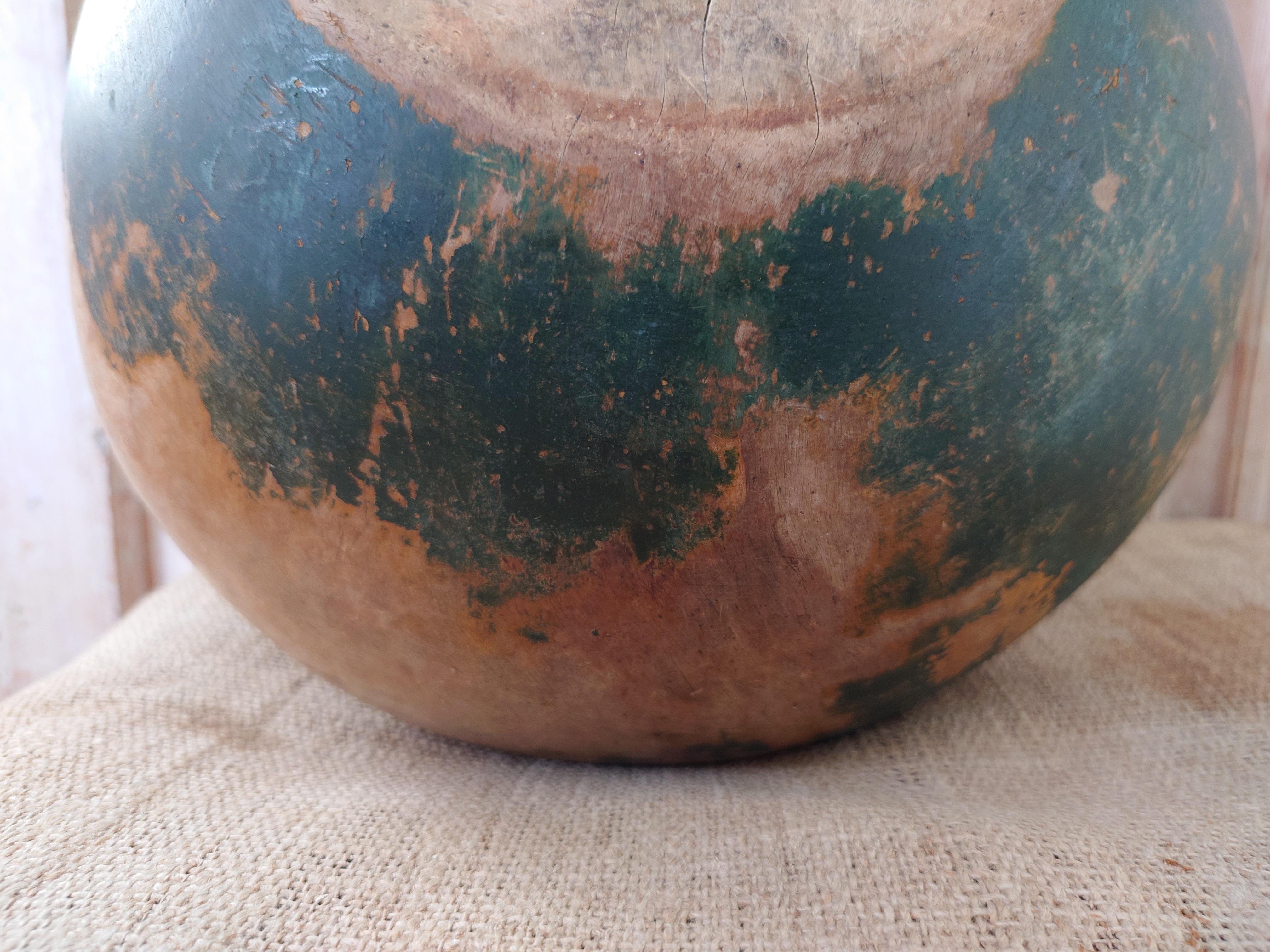 Siglo XIX Sueco antiguo rústico genuino Arte popular Cuenco de madera con asa en venta 4