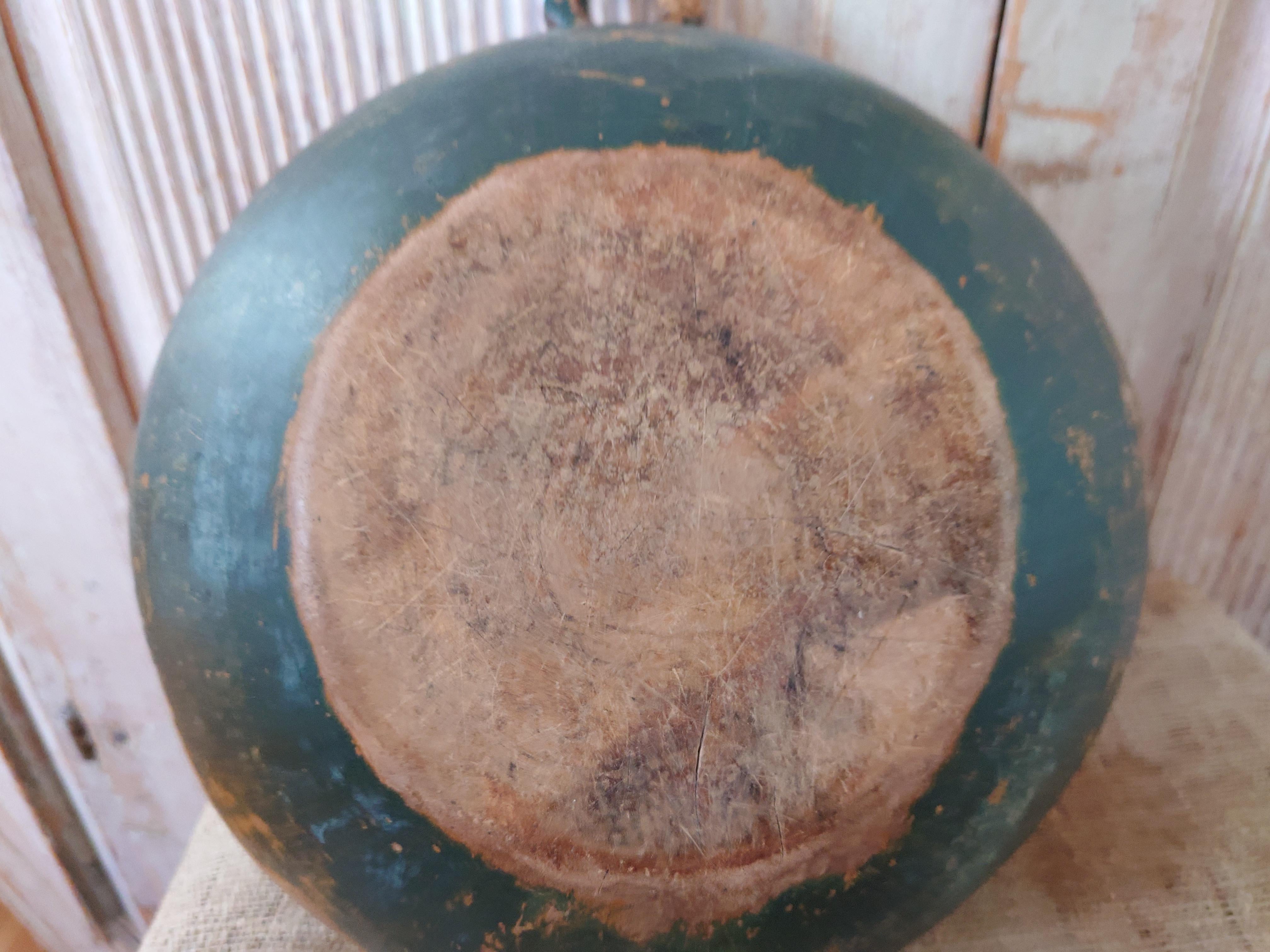 Siglo XIX Sueco antiguo rústico genuino Arte popular Cuenco de madera con asa en venta 8