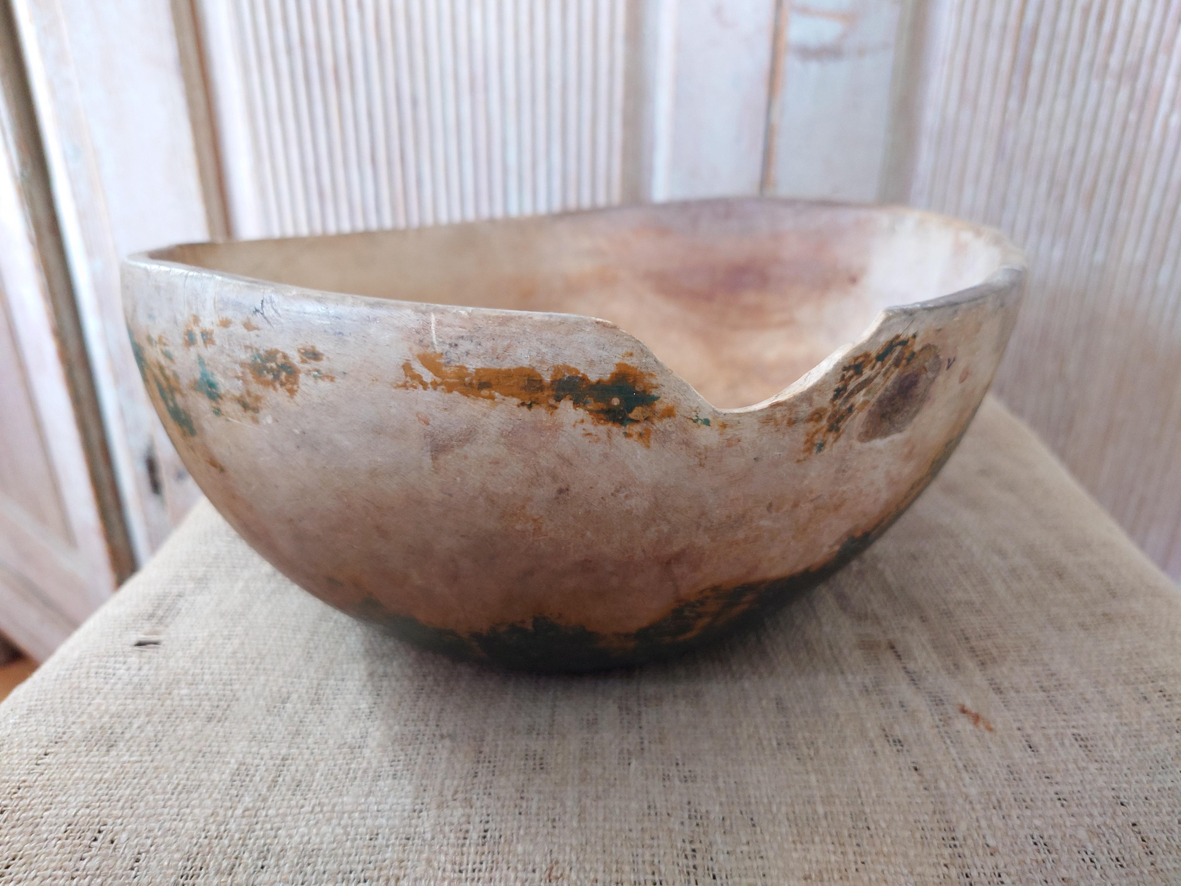 Siglo XIX Sueco antiguo rústico genuino Arte popular Cuenco de madera con asa Tallado a mano en venta