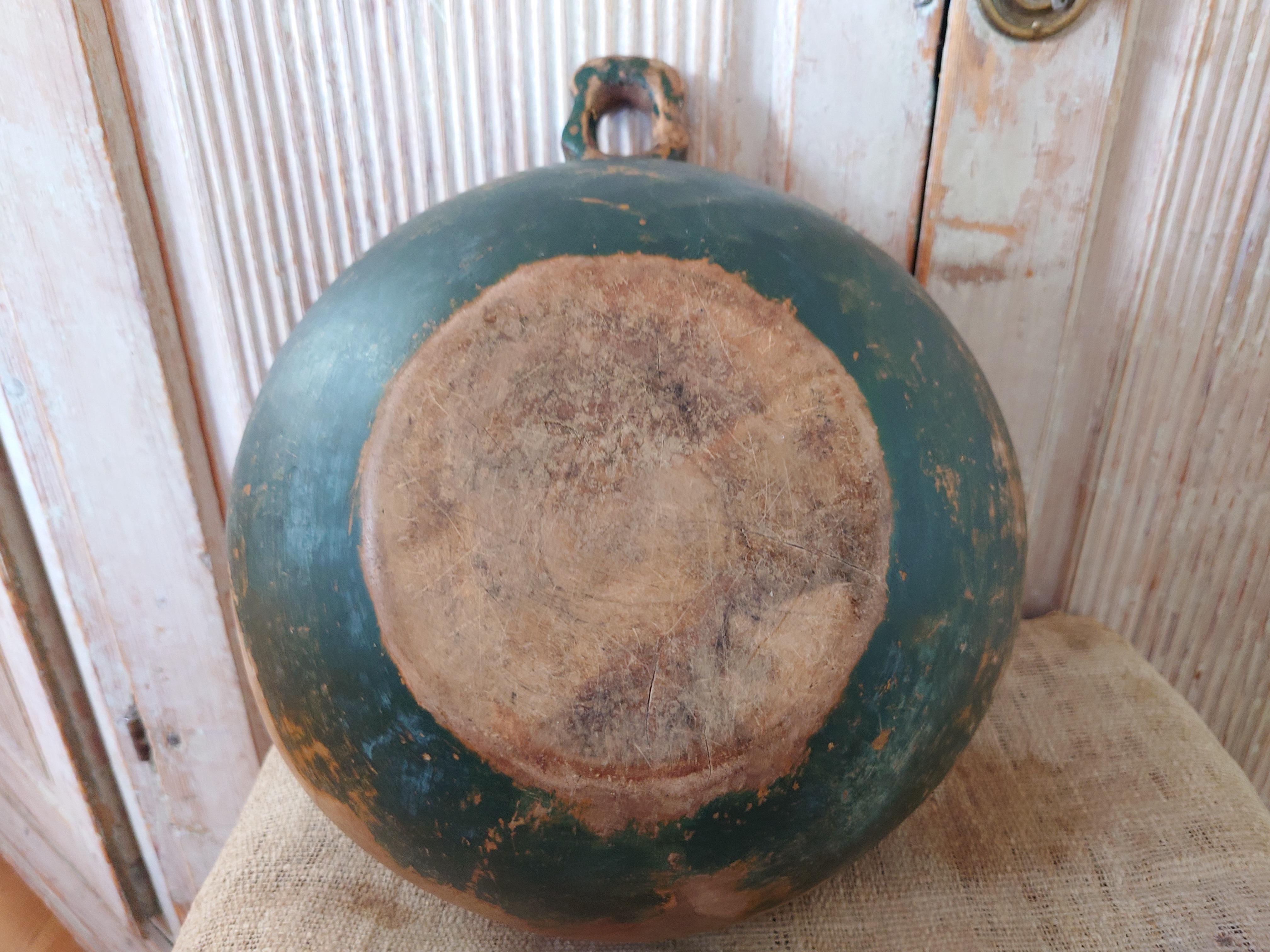 Siglo XIX Sueco antiguo rústico genuino Arte popular Cuenco de madera con asa en venta 3