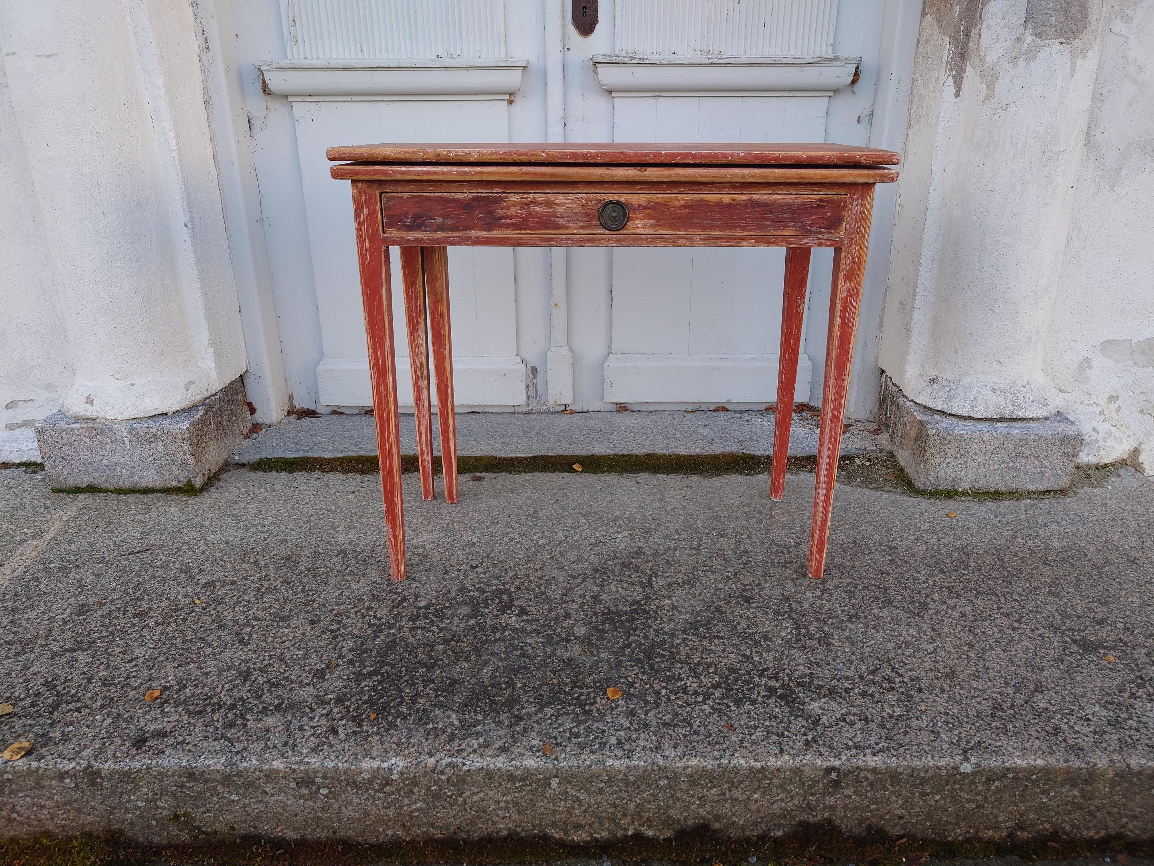 A lovely Swedish Gustavian Game table from the early 1800s.
The table is from Örnsköldsvik , Northern Sweden.
The table is scraped by hand to its charming original English red`color..
The Gustavian table has elegant tapered legs.
Its  not just a