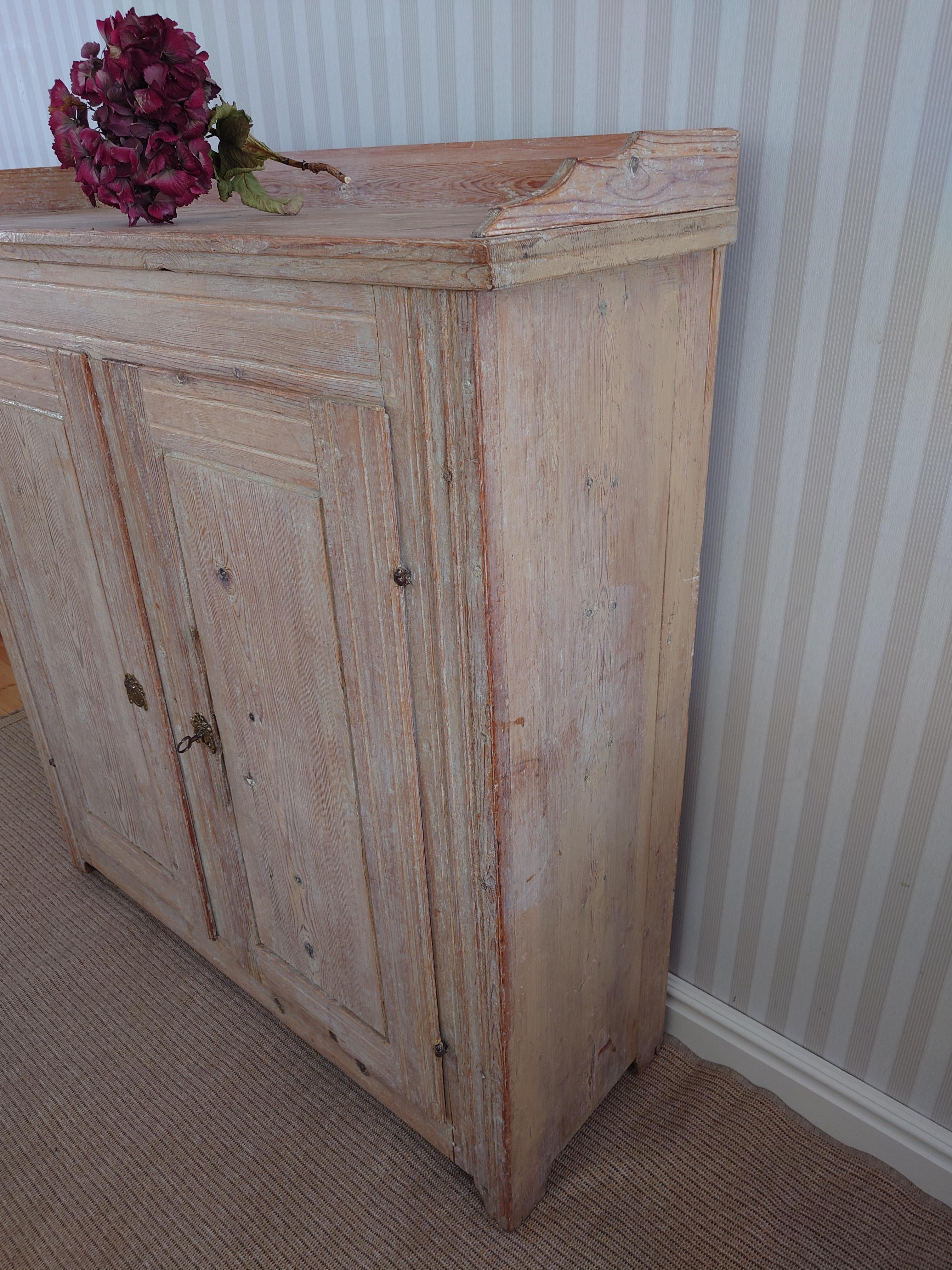 19th Century Swedish Antique Rustic Gustavian Buffet with Original Paint In Good Condition For Sale In Boden, SE