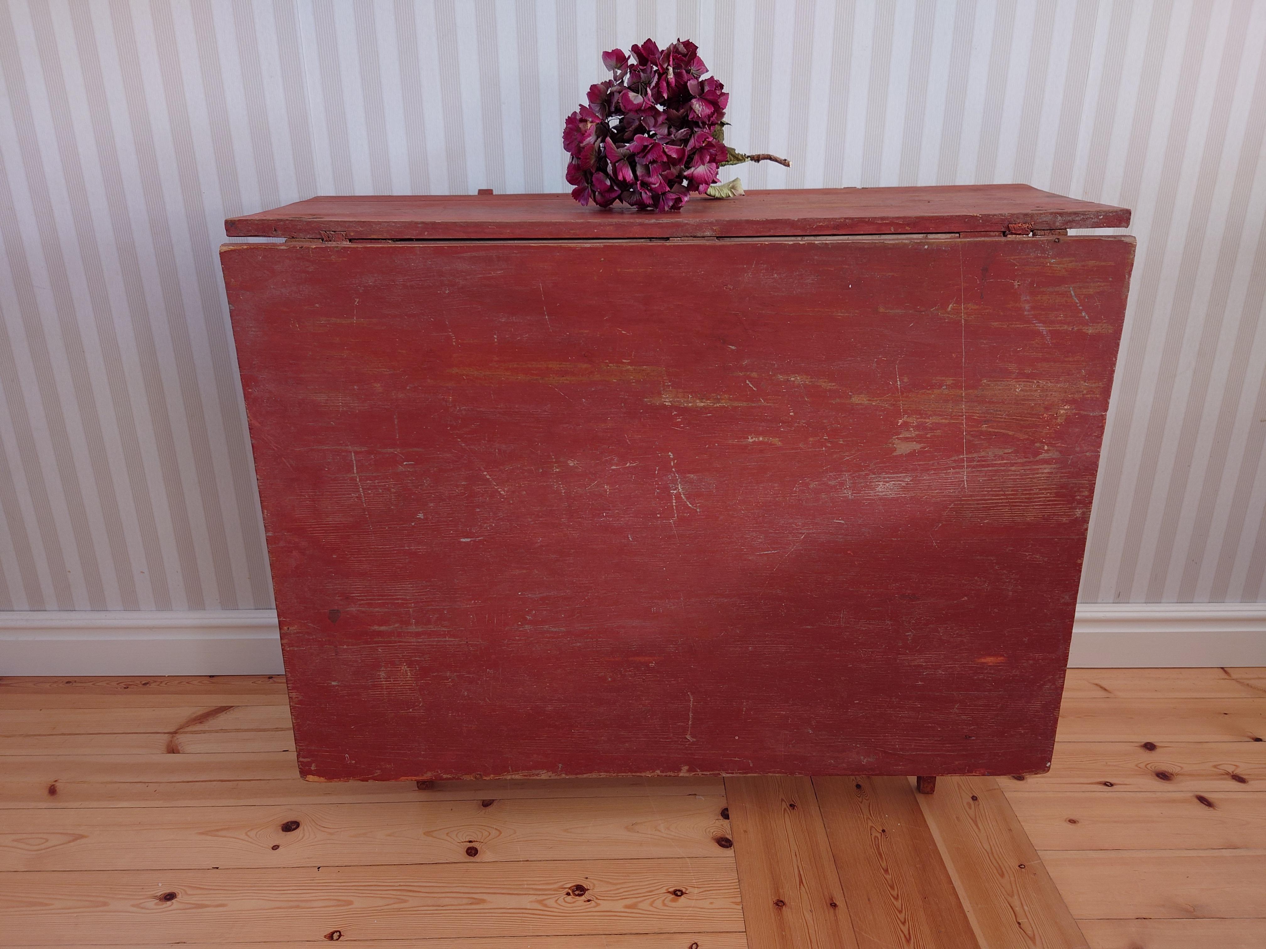 Small, pretty, easily placed antique Drop leaf table from Boden Norrbotten, Northern Sweden.
Nice untouched original paint in beautiful English red tone.
Nice tapered leg.
When the tabletop is folded down, the length is 30cm.
When the tabletop