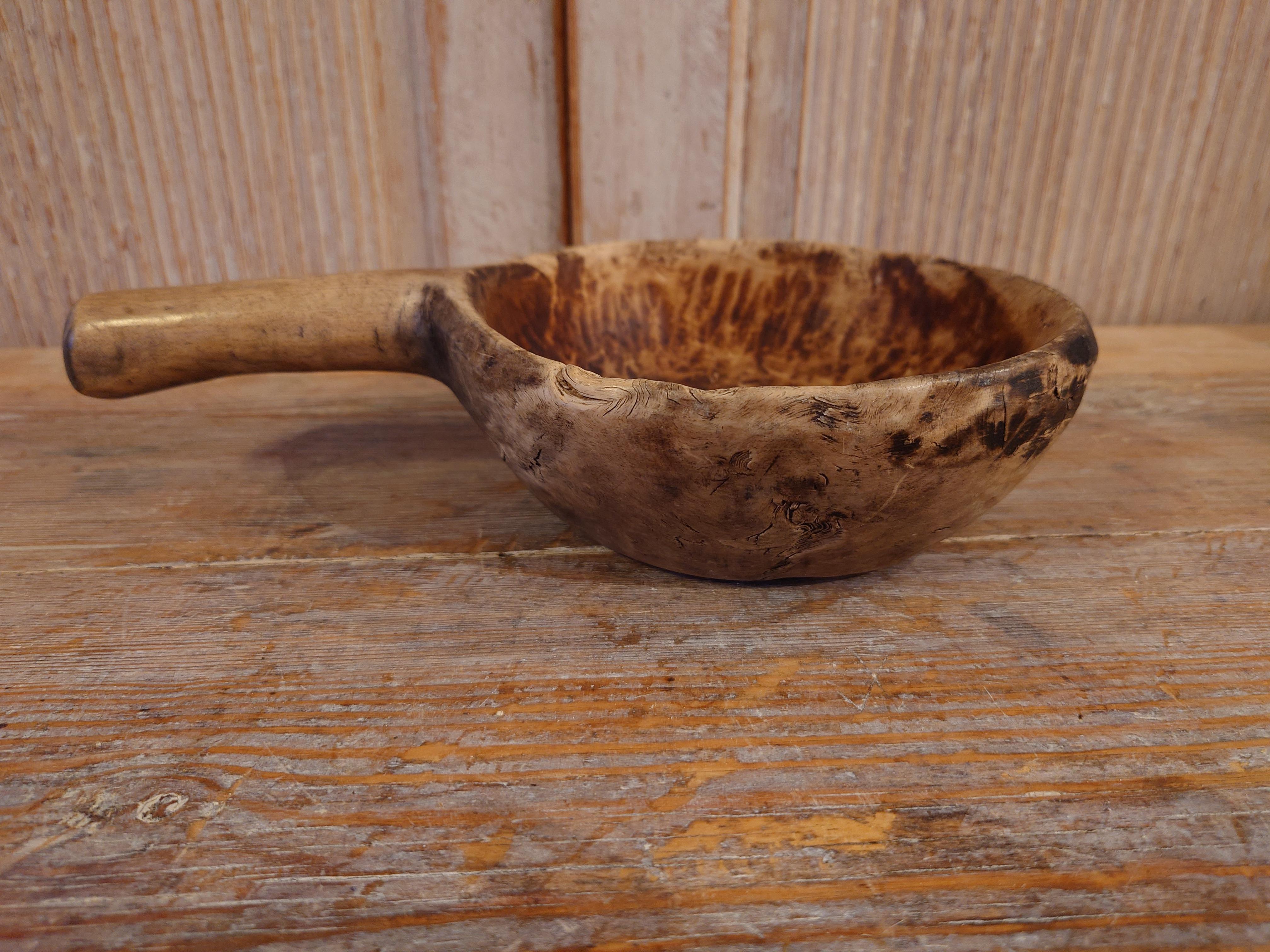 19ème siècle suédois  Antique bol en bois avec poignée, fabriqué à la main, datant de la première moitié du 19e siècle. Daté de 1831, le bol avec poignée provient du nord de la Suède.  est appelé 