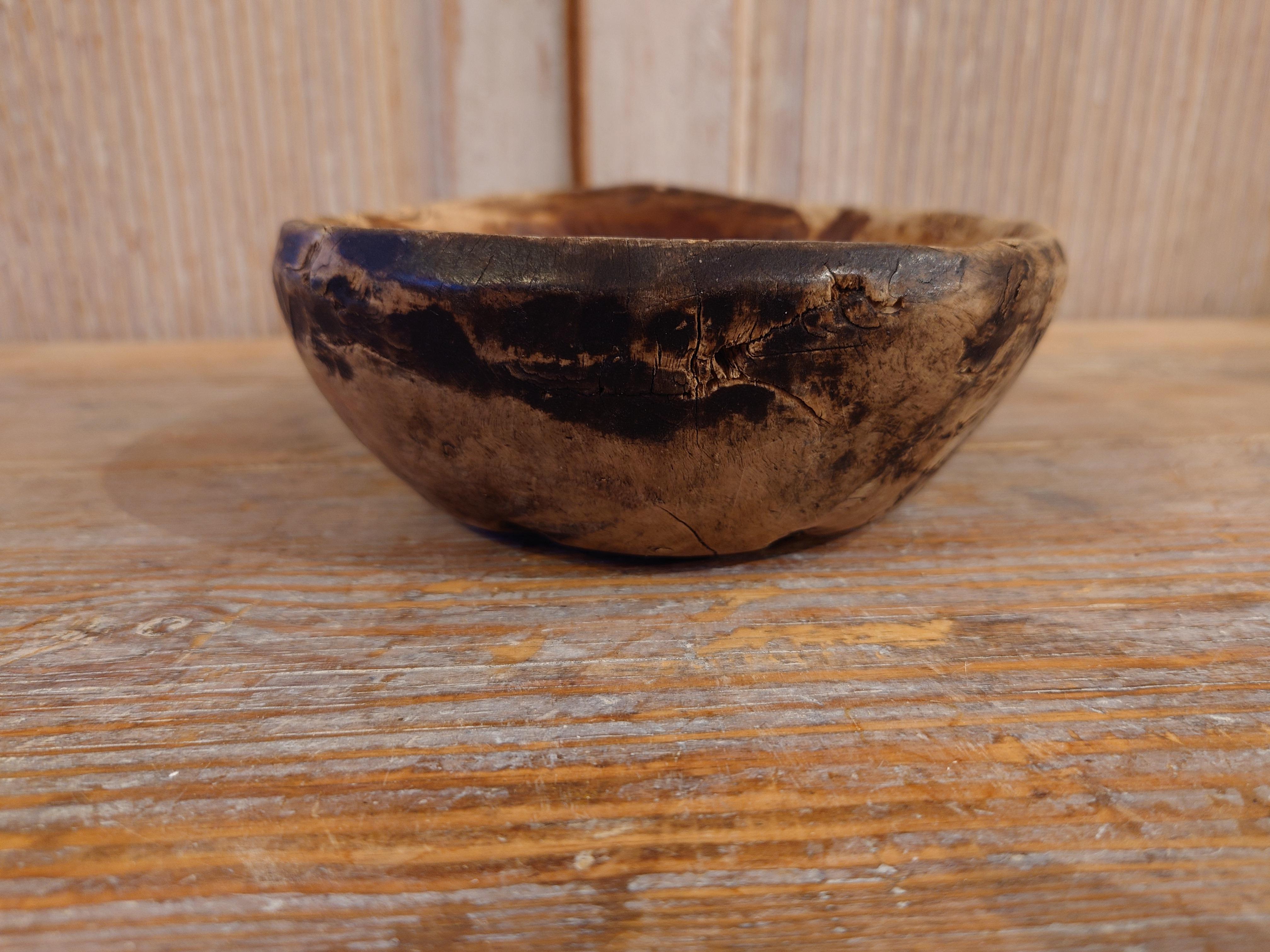 19th Century, Swedish Antique Rustic Wooden Bowl with Handle Dated 1831 In Good Condition For Sale In Boden, SE