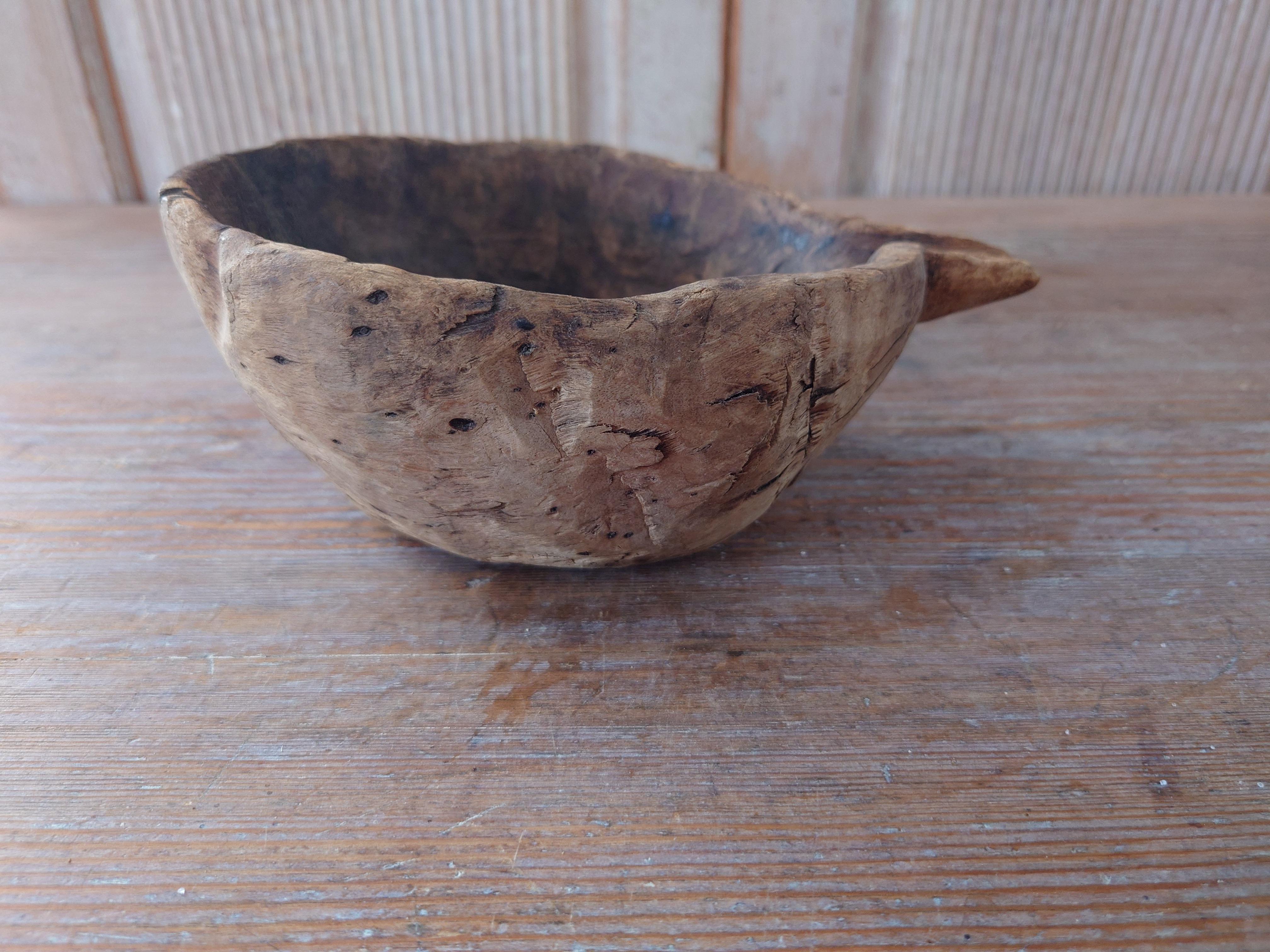 19th century Swedish antique handmade wood bowl with handle from the first half of the 19th century. The bowl with handle from northern Sweden is in Swedish called 