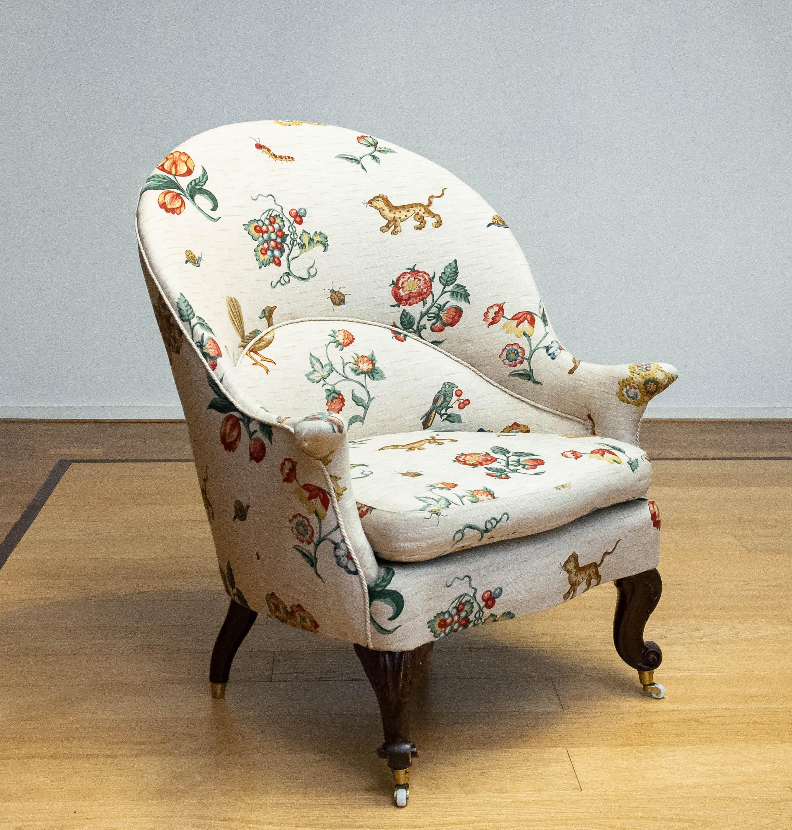 Rococo Fauteuil suédois du 19e siècle avec tissu imprimé de fleurs et de faunes en lin en vente