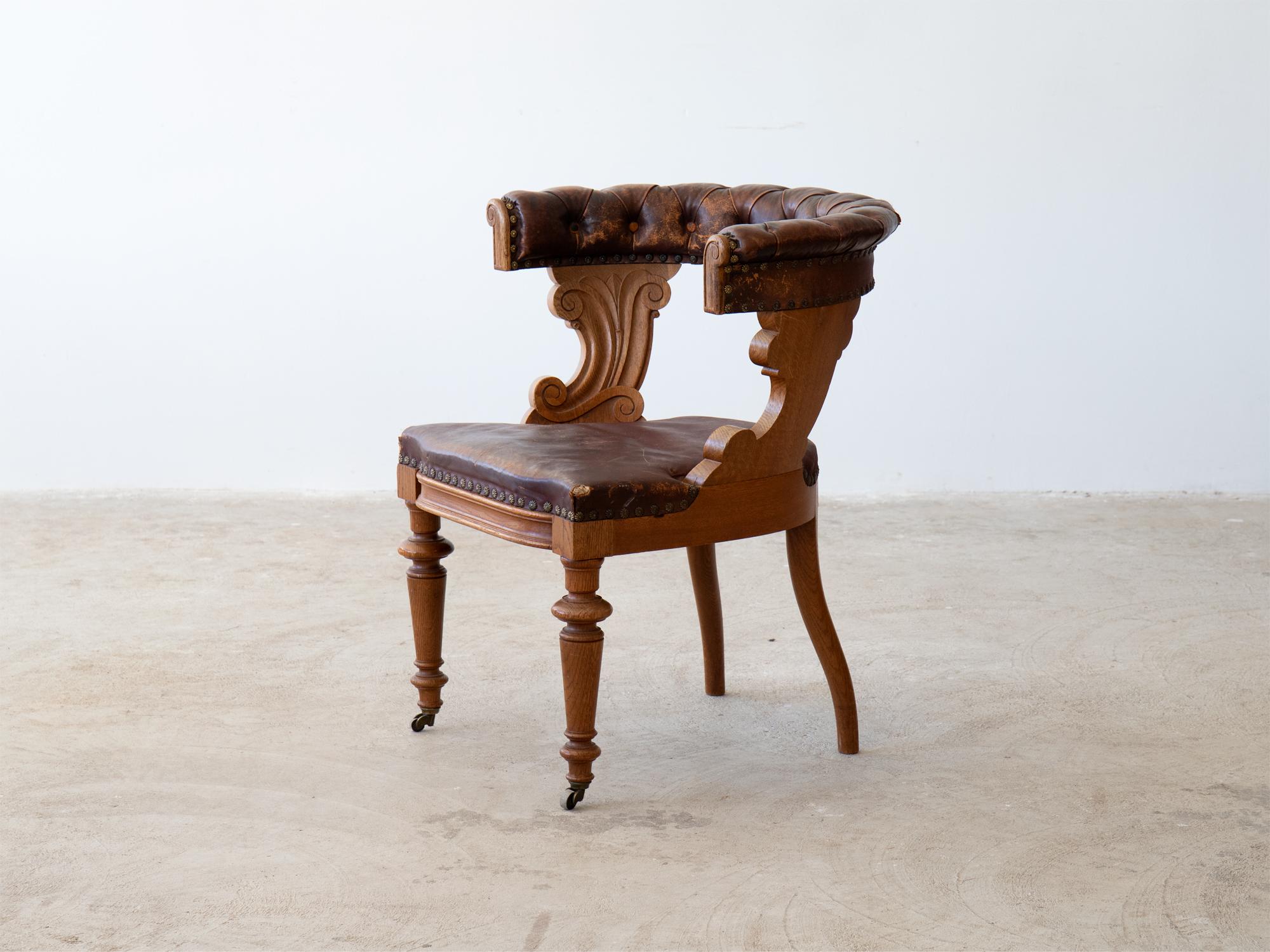 Ein Schreibtischstuhl aus Eichenholz mit einer braunen Lederpolsterung und dekorativen Messingnieten.

Schwedisch, um 1880.

Strukturell gesund. Schöne Abnutzung des gealterten Leders mit einigen Mängeln und fehlenden Knöpfen.

78 x 70 x 63 cm (30.7