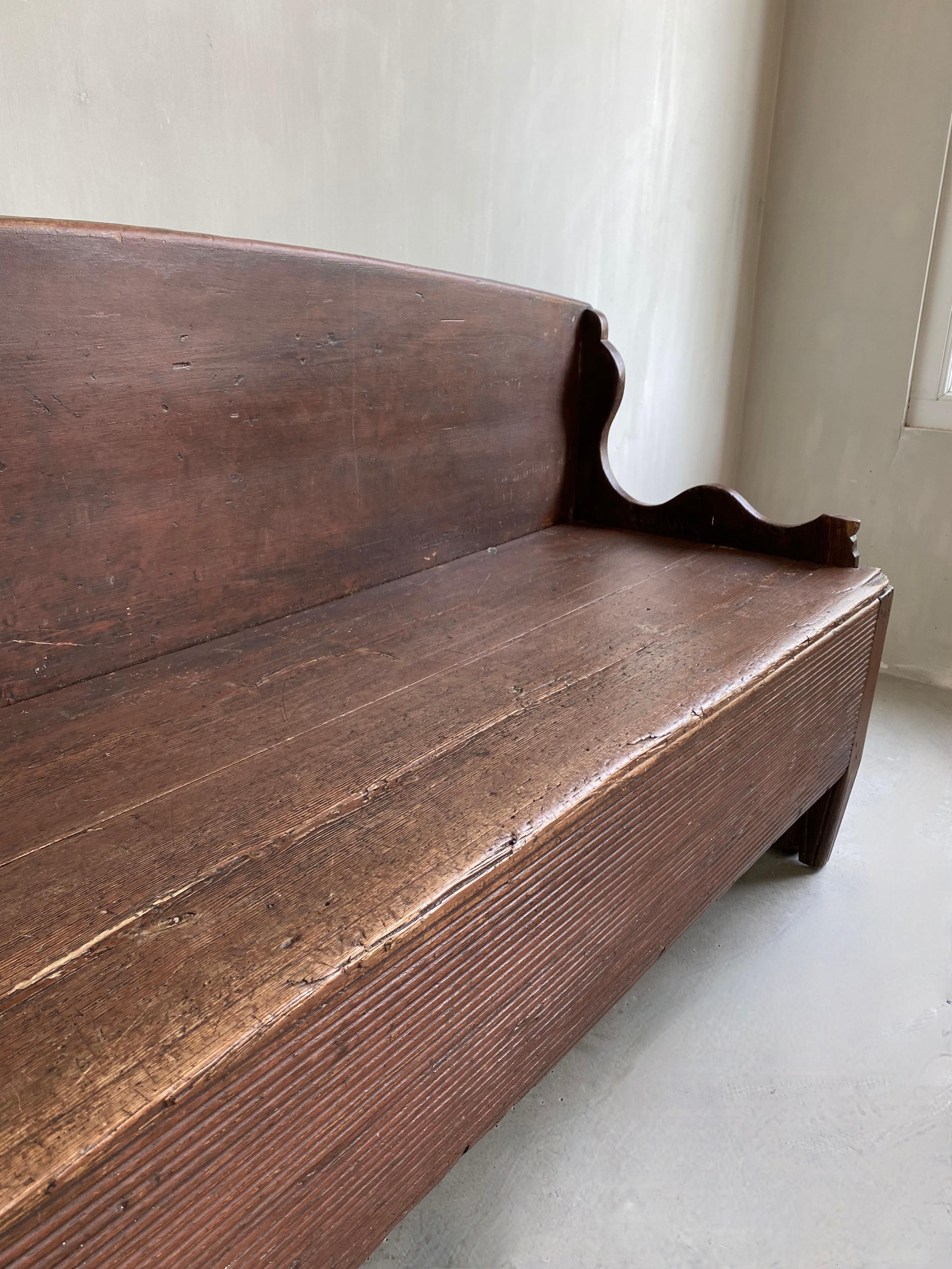 Extremely beautiful Gustavian sofa, Sweden ca. 1840 in very heavy Pine wood in excellent condition.
An eye-catcher due to the fantastic wood carving, the fantastic warm patina and wide format. Beautiful simplicity!
The seat can be opened to reveal