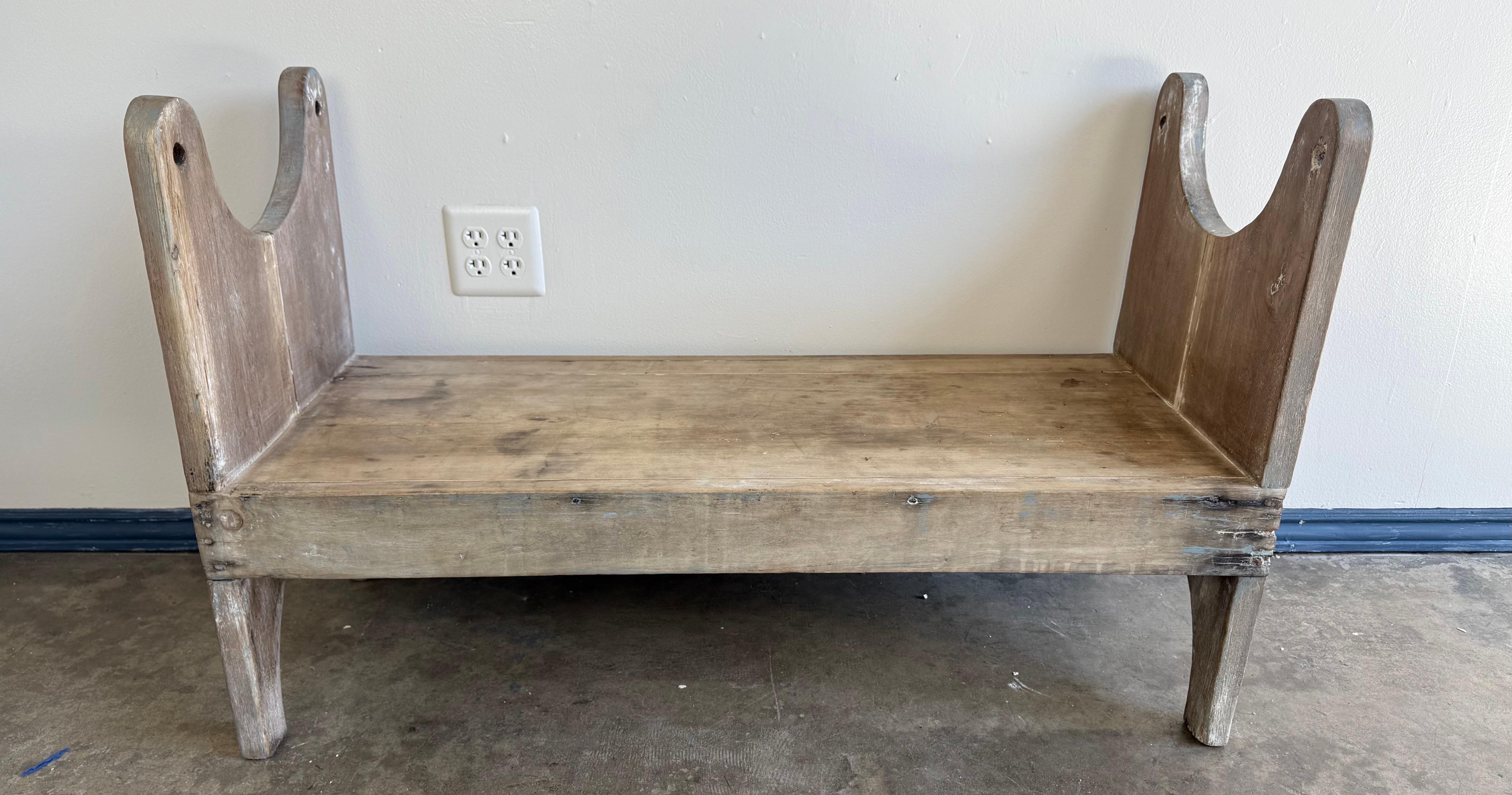 Ce banc rustique suédois incarne un design folklorique scandinave simple mais charmeur, datant probablement du 19e ou du début du 20e siècle. Fabriqué entièrement en bois massif, il présente une patine naturelle usée par le temps qui met en valeur