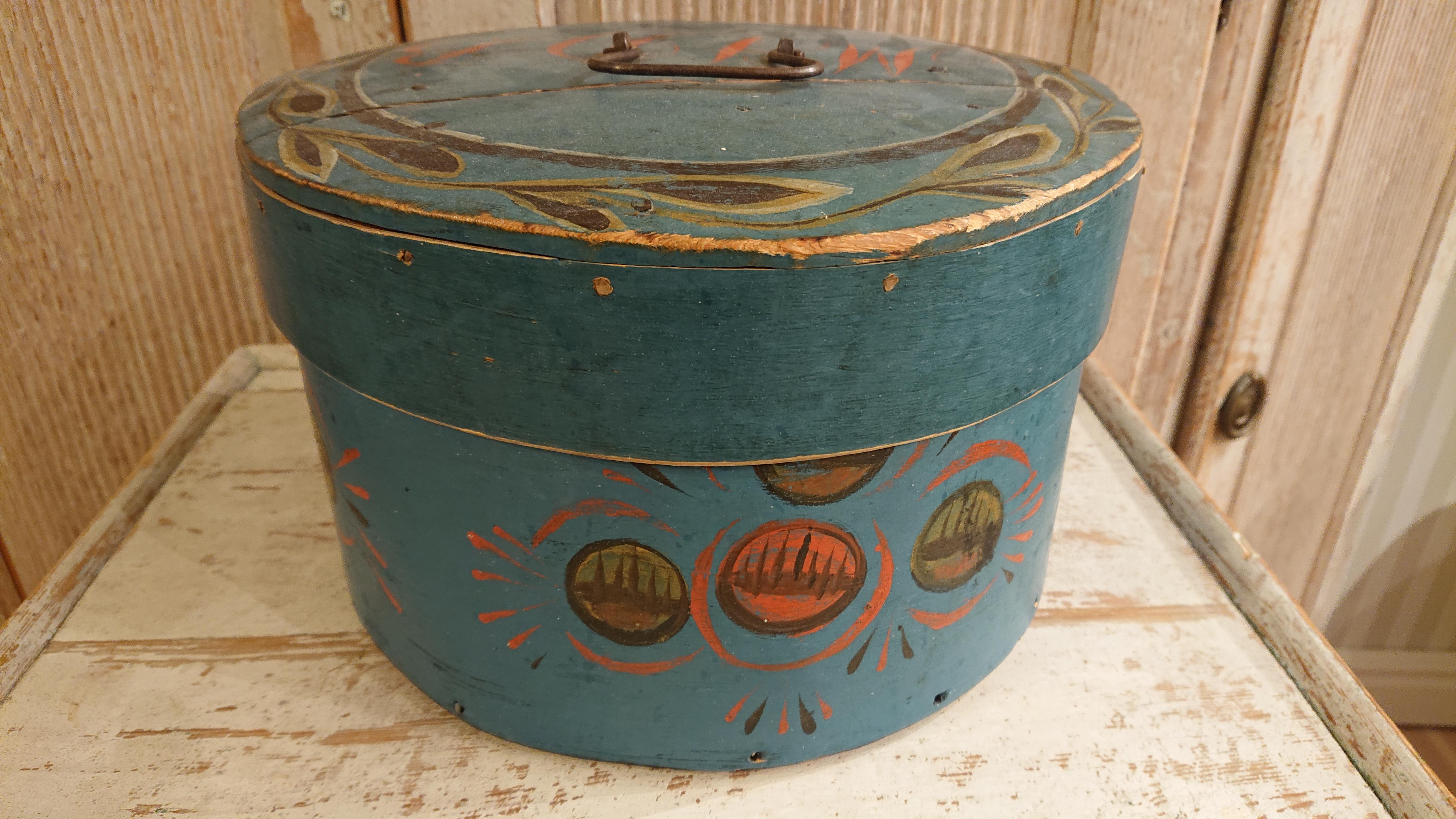 19th century Bentwood box from Jämtland, Northern Sweden.
Fantastic fine Bentwood box with untouched original paint.
Nice decorative painting on the box.
Monogram & leaf loop on the Lid.
Valuables were stored in these boxes.
There is a small