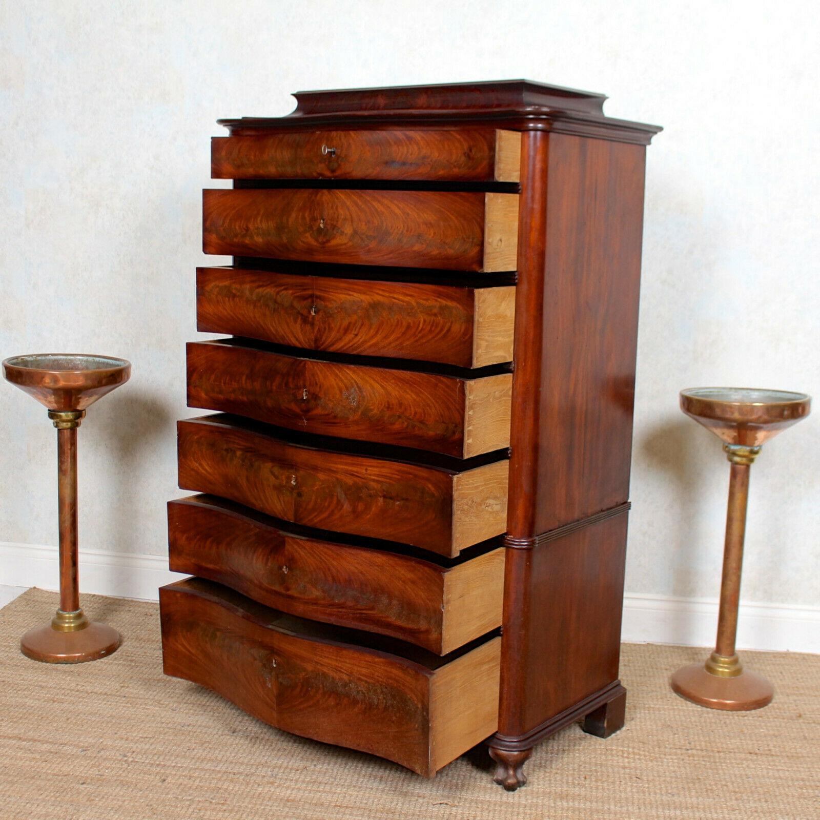 A stunning 19th century Swedish Biedermeier flamed mahogany serpentine chest of drawers.
The Biedermeier pagoda type top above seven long graduated serpentine drawers with oak lined interiors, dovetailed jointing and raised on well carved feet.