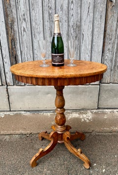 Mesa auxiliar ovalada Biedermeier sueca del siglo XIX en raíz de aliso