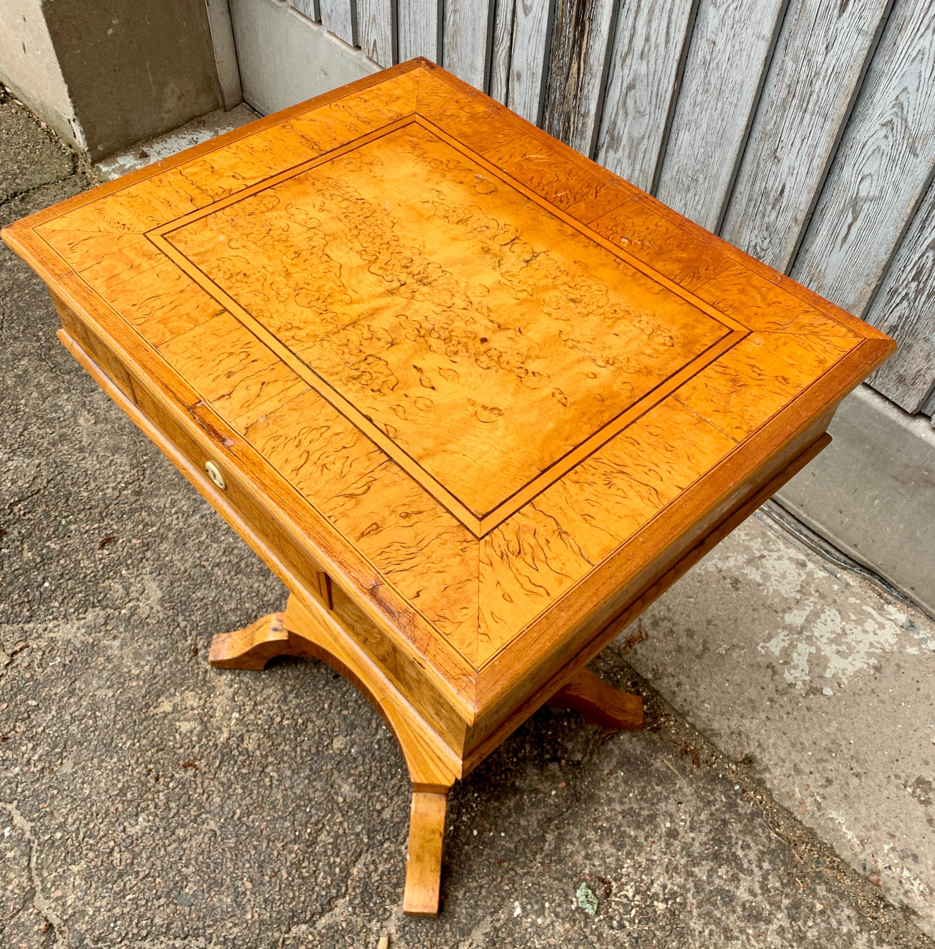 19th Century Swedish Biedermeier Side Table in Birch Wood For Sale 4