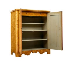 Armadio in betulla svedese del XIX secolo