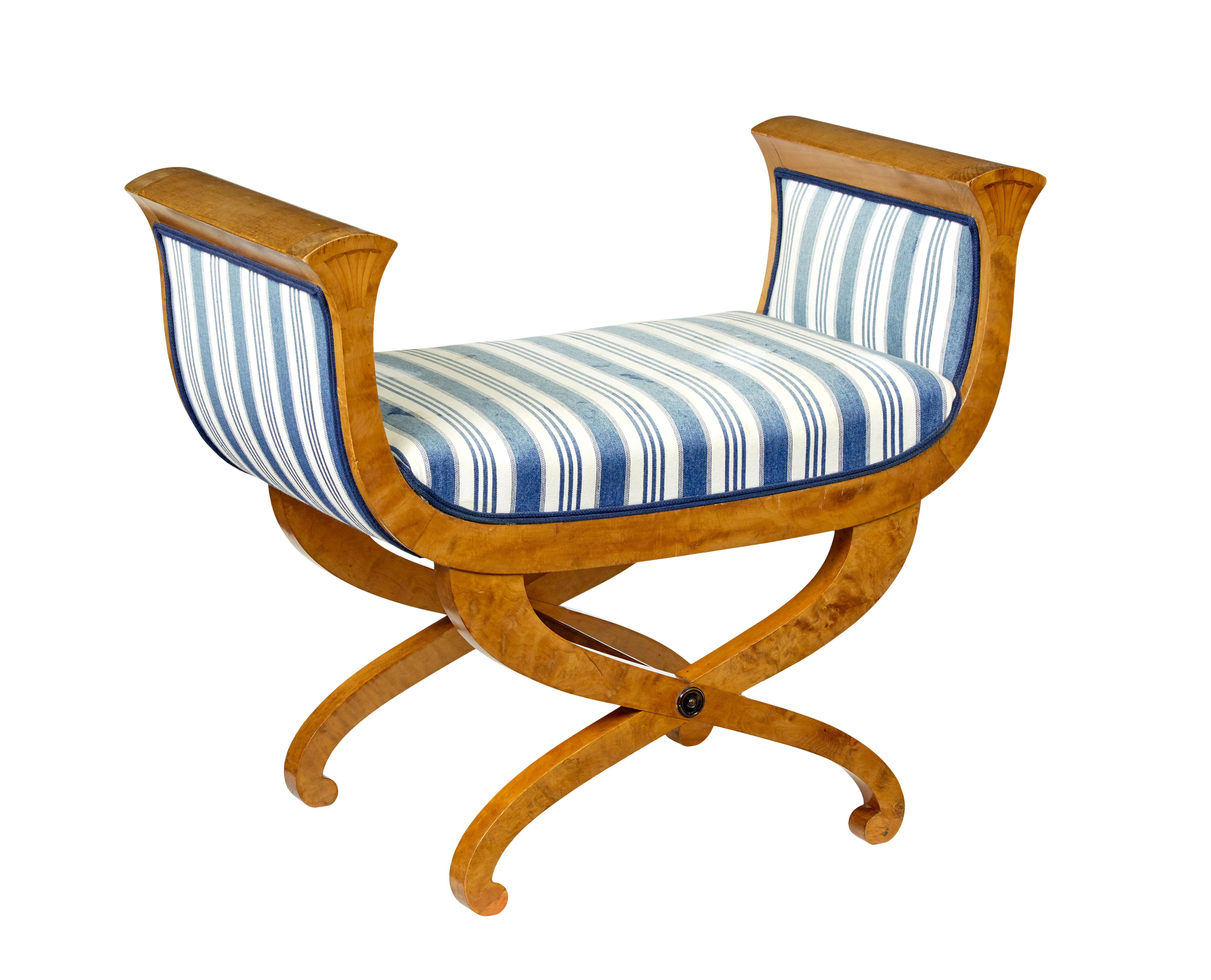 Sculpté à la main Tabouret suédois en bouleau de style empire du 19e siècle en vente