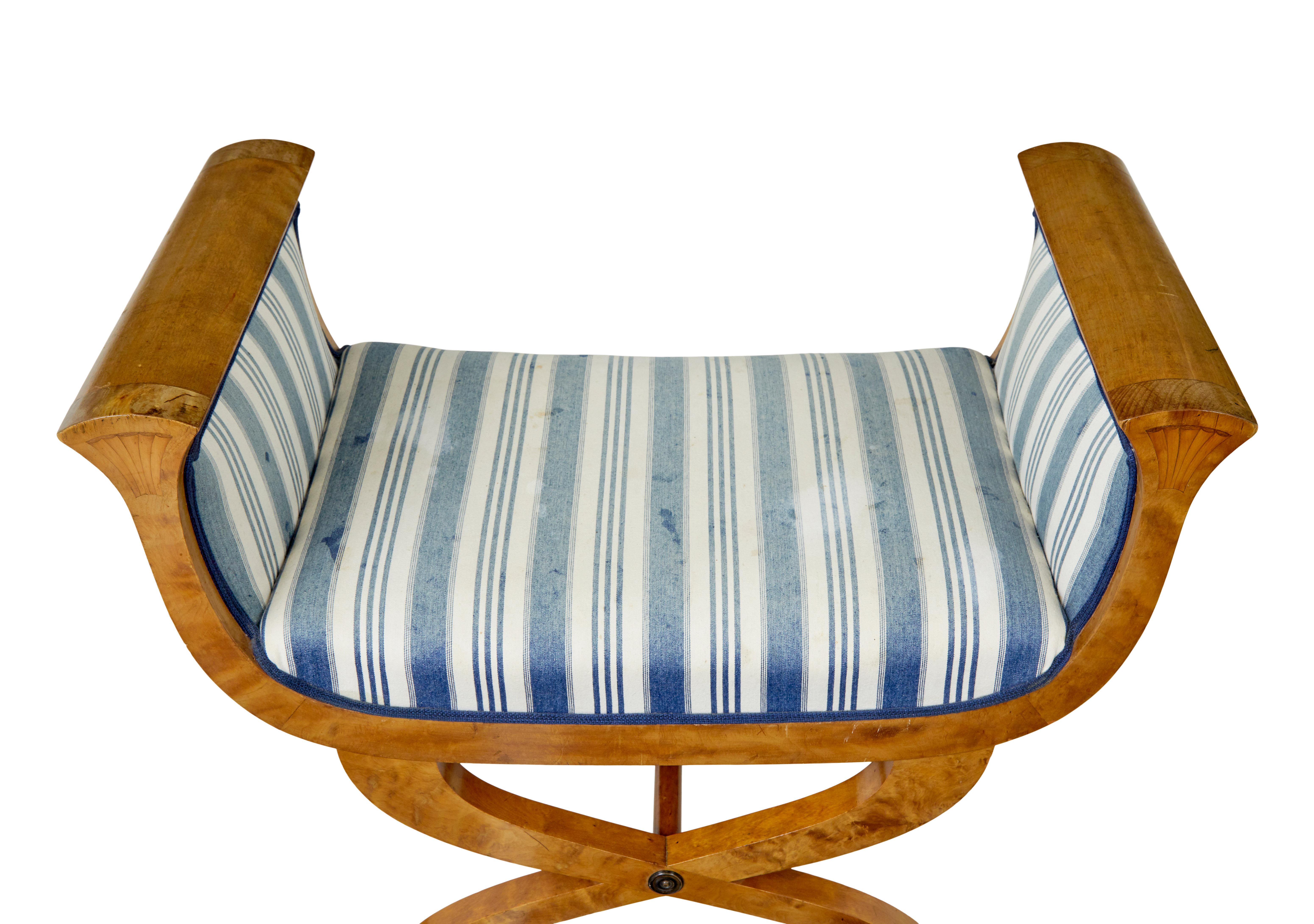 XIXe siècle Tabouret suédois en bouleau de style empire du 19e siècle en vente