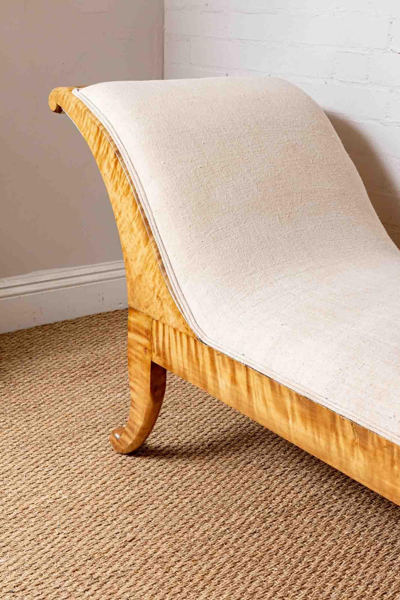 19th century Swedish chaise longue which features a beautiful deep warm color to the beechwood. The free-standing chaise features a curved back and sits on scrolled feet.
The chaise has been reupholstered in a neutral vintage French linen with