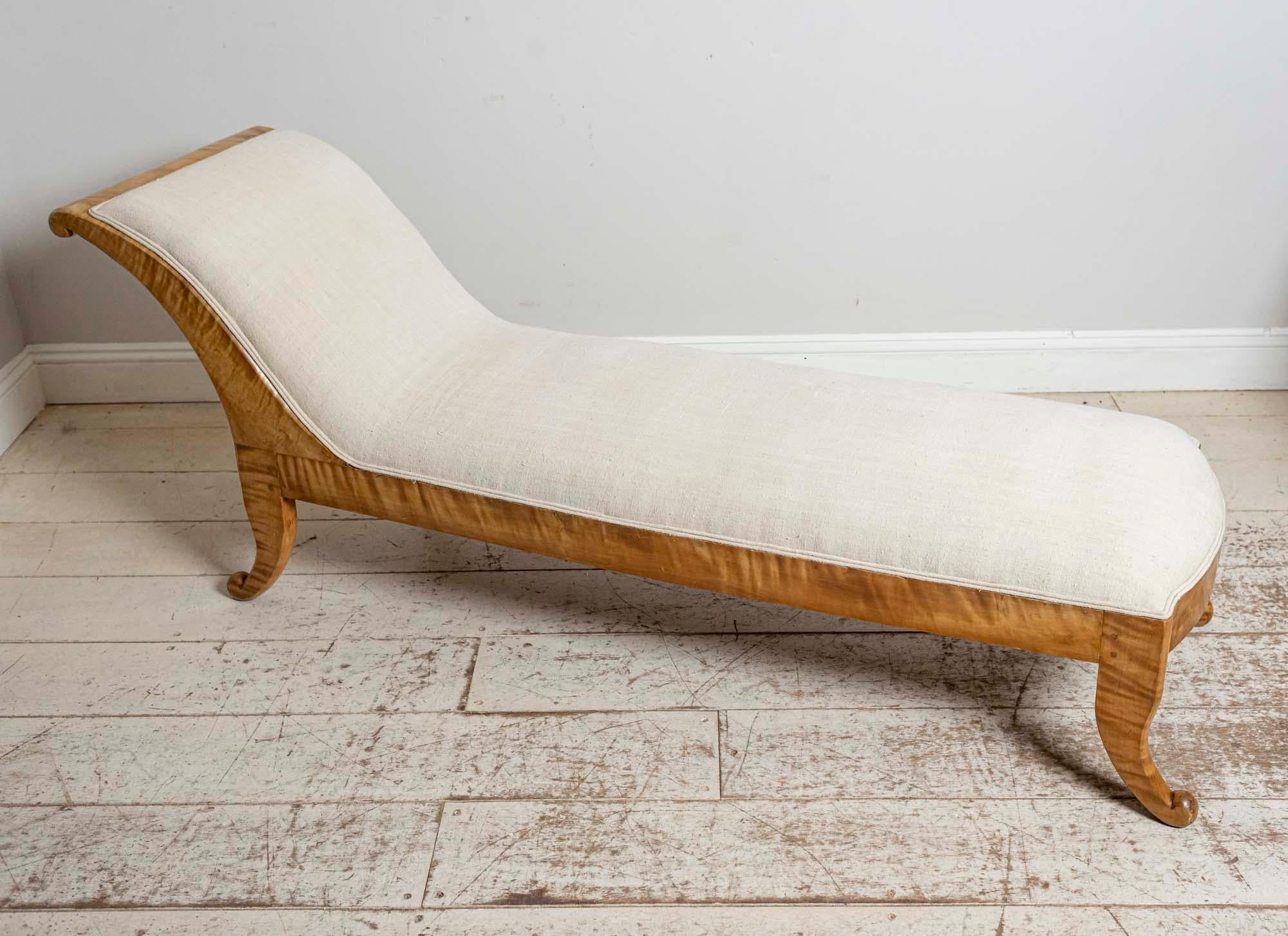 19th Century Swedish Birch Free Standing Chaise Longue In Good Condition In London, GB