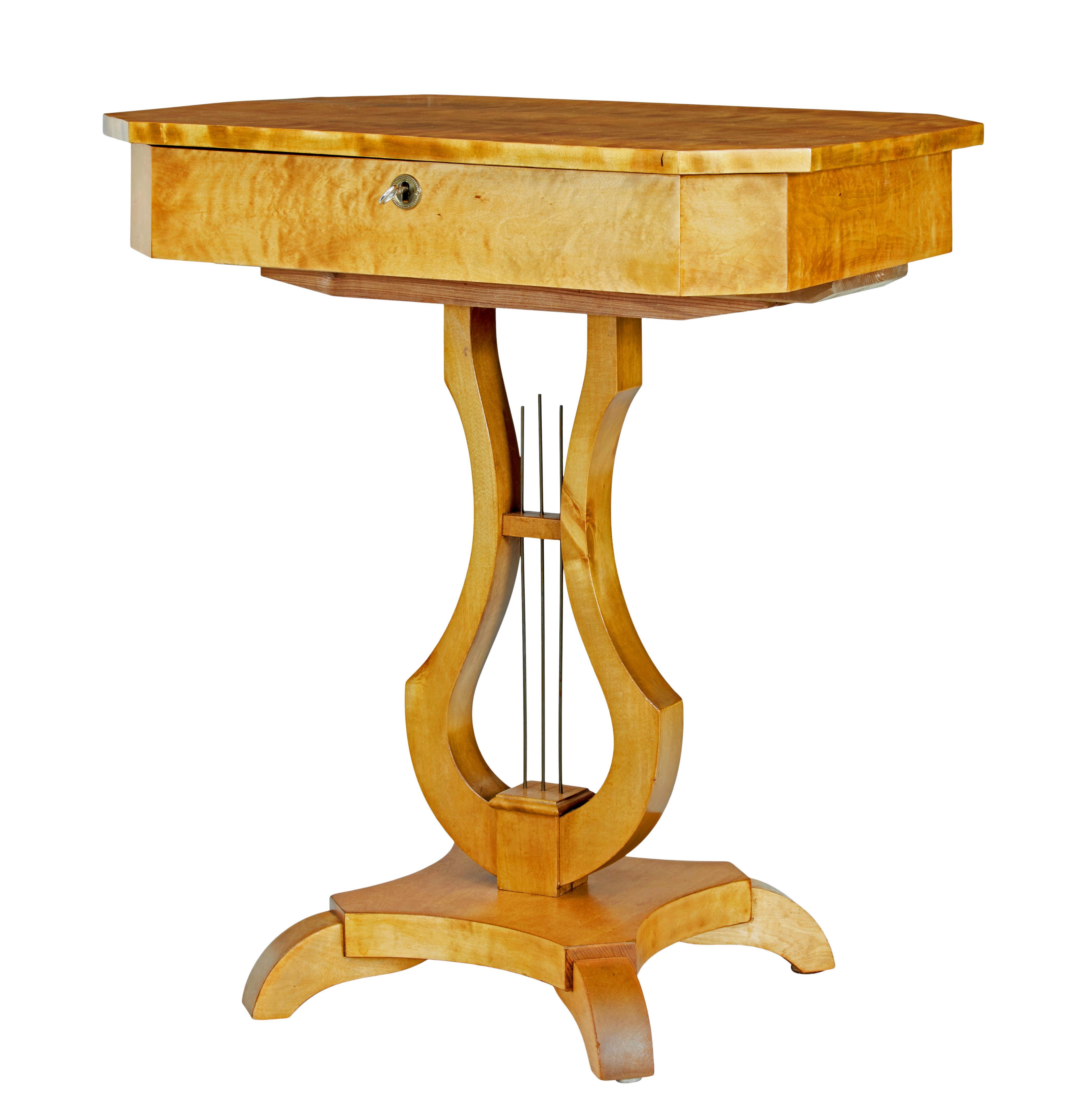 Table d'appoint en bouleau suédois en forme de lyre du 19e siècle vers 1890.

Dessus rectangulaire avec coins inclinés.  Le couvercle à charnière s'ouvre pour révéler un intérieur aménagé de compartiments disposés autour d'un pot central.  Le