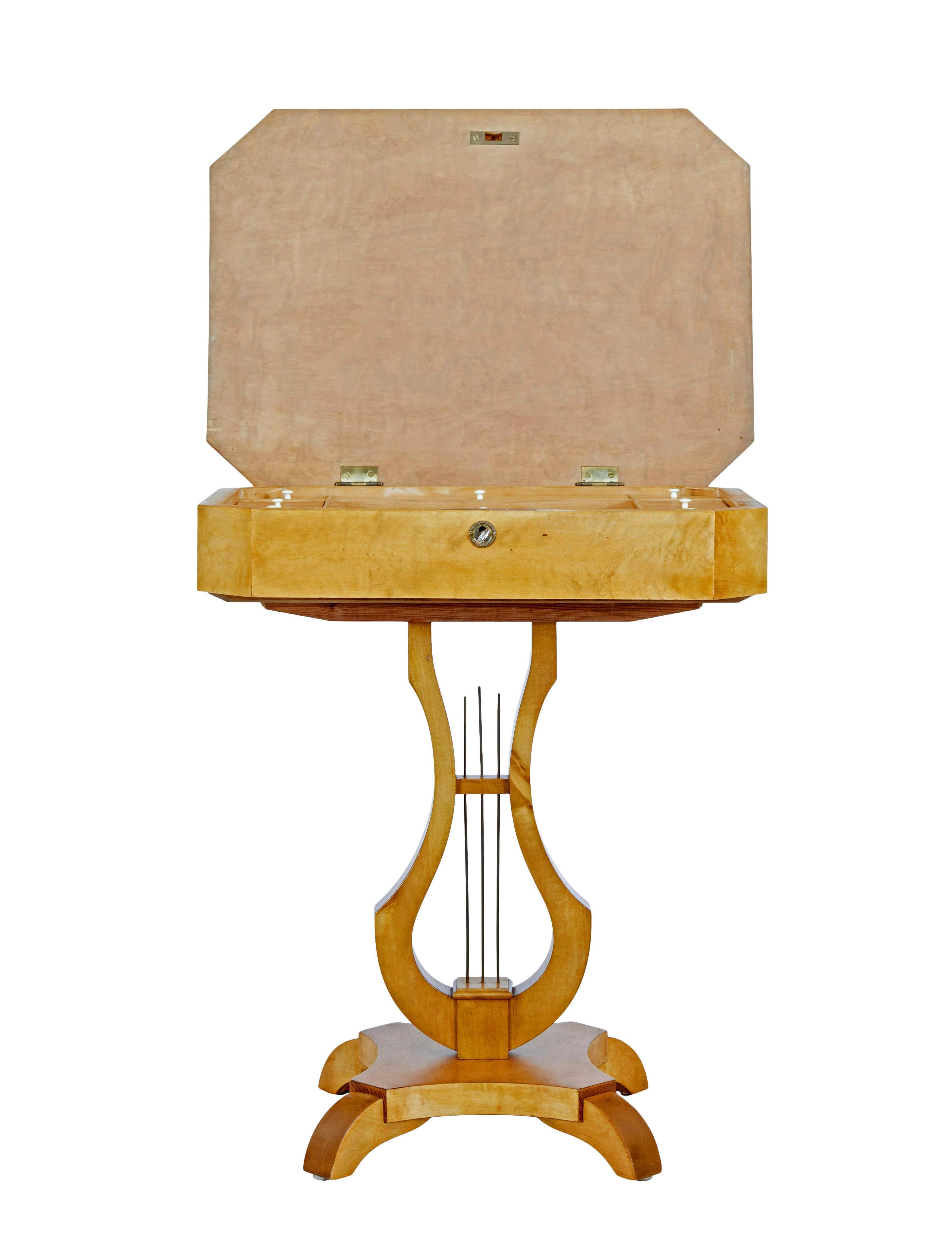 Gustavien Table d'appoint en bouleau suédois du XIXe siècle en forme de lyre en vente