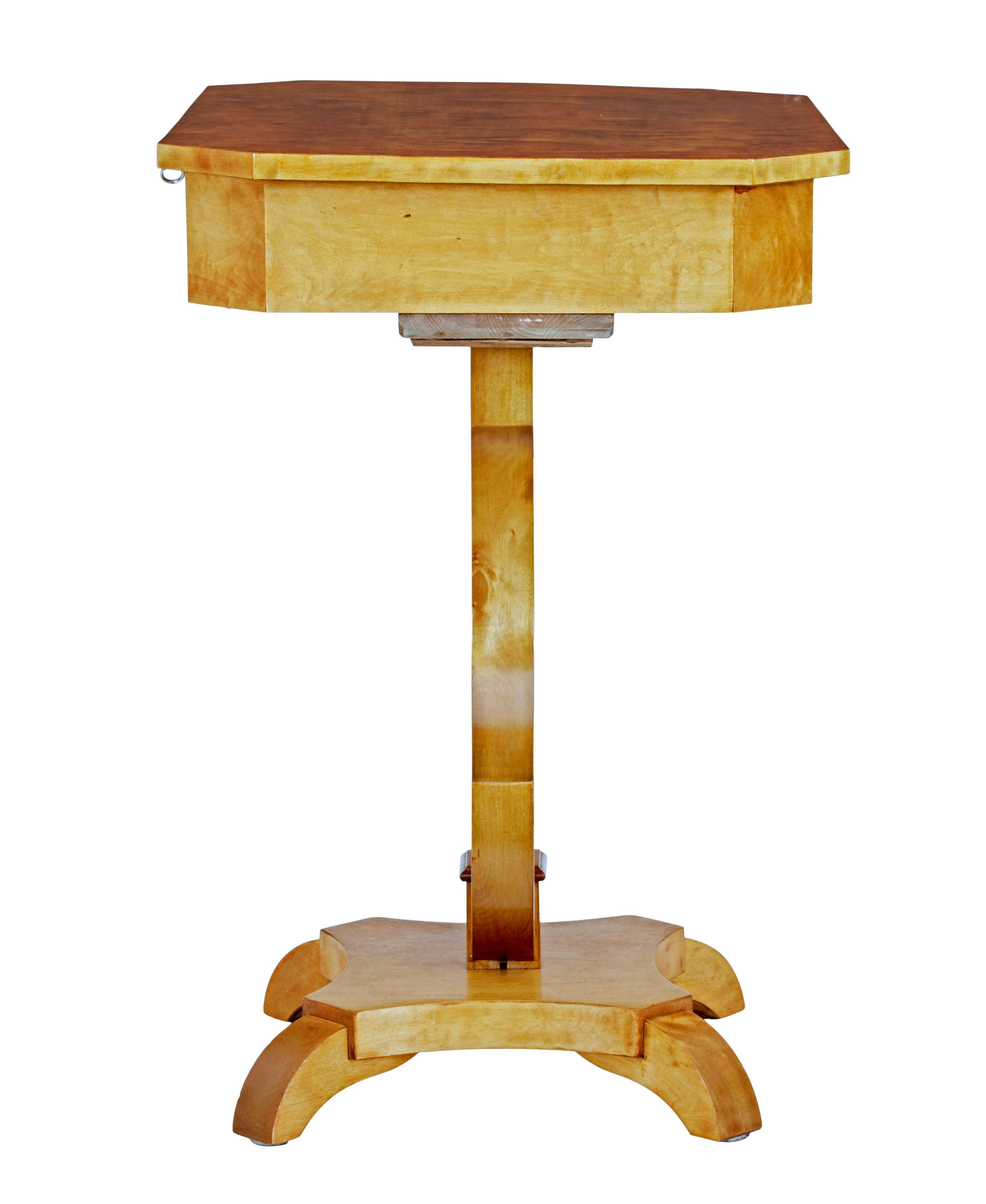 Suédois Table d'appoint en bouleau suédois du XIXe siècle en forme de lyre en vente