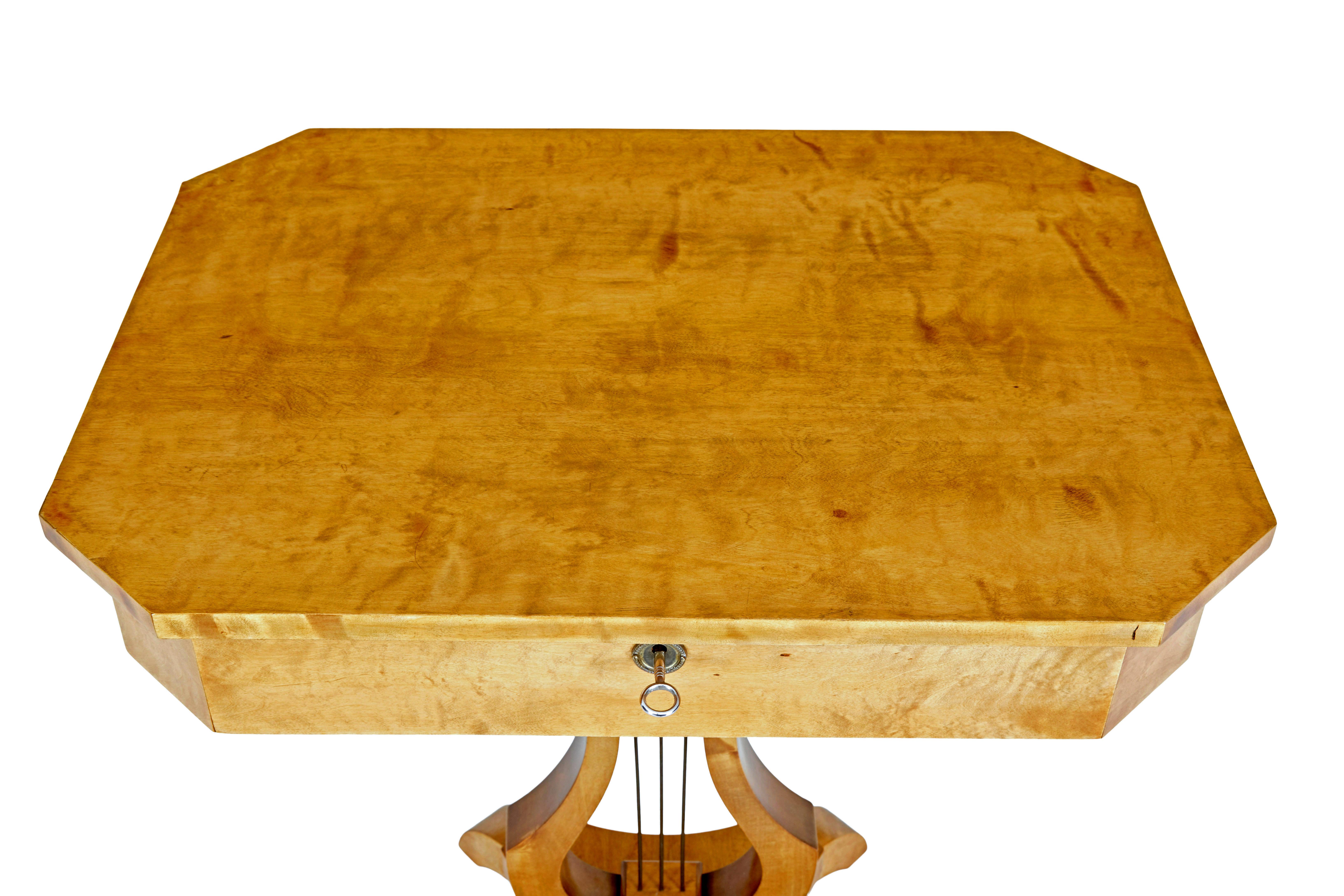 Laiton Table d'appoint en bouleau suédois du XIXe siècle en forme de lyre en vente