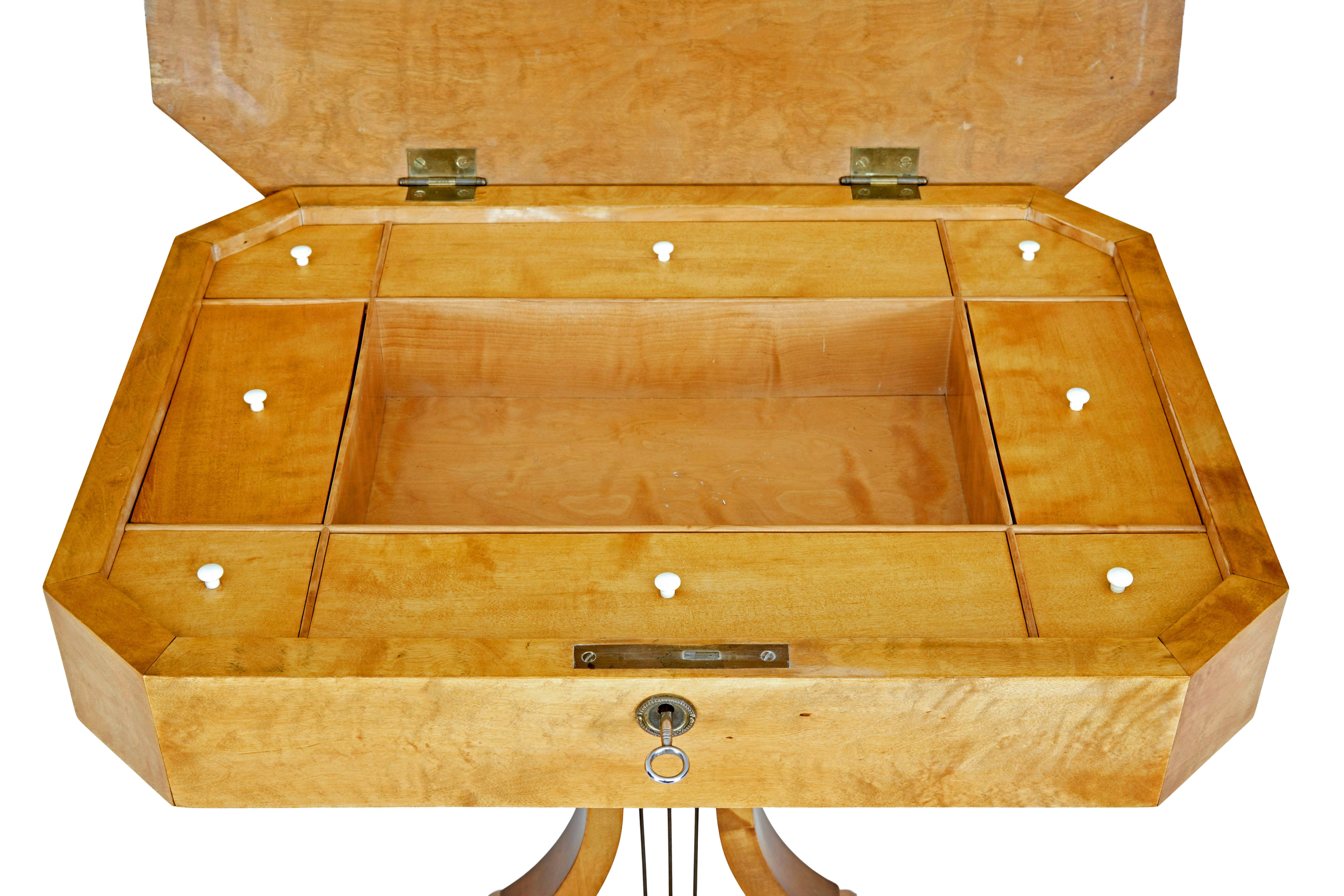 Table d'appoint en bouleau suédois du XIXe siècle en forme de lyre en vente 1