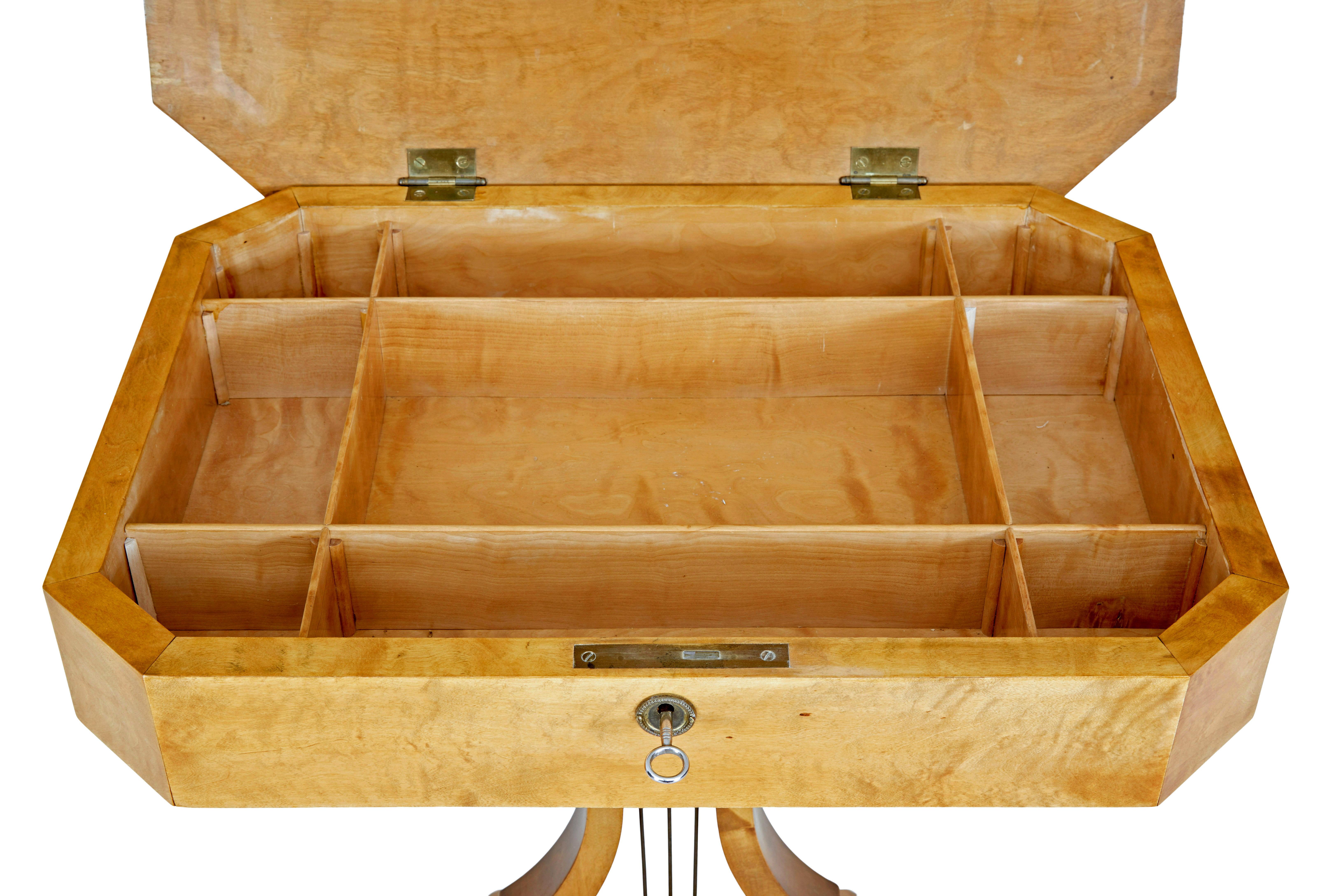 Table d'appoint en bouleau suédois du XIXe siècle en forme de lyre en vente 2