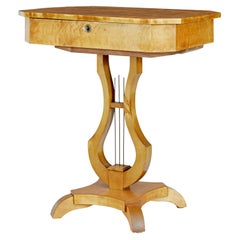 Table d'appoint en bouleau suédois du XIXe siècle en forme de lyre