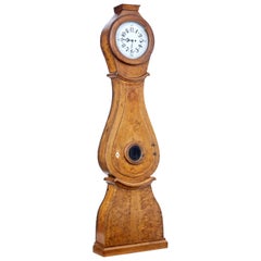 Horloge de parquet Mora en bouleau suédois du 19ème siècle