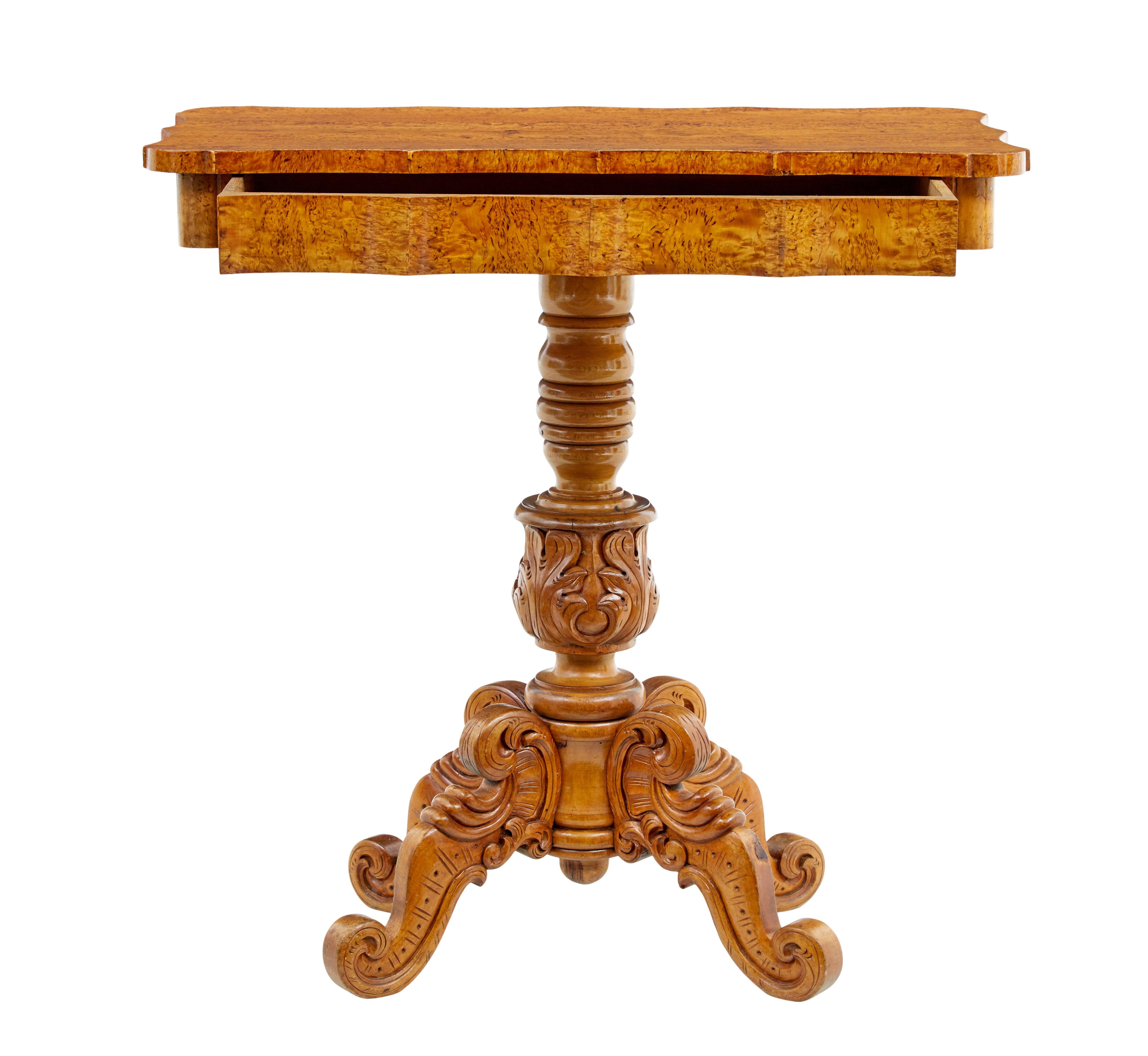 Table d'appoint en ronce de bouleau suédoise du XIXe siècle, vers 1870.

Table de qualité idéale pour de multiples usages dans la maison.  Plateau de forme festonnée magnifiquement plaqué en racine de bouleau, d'une riche couleur dorée.

Un seul