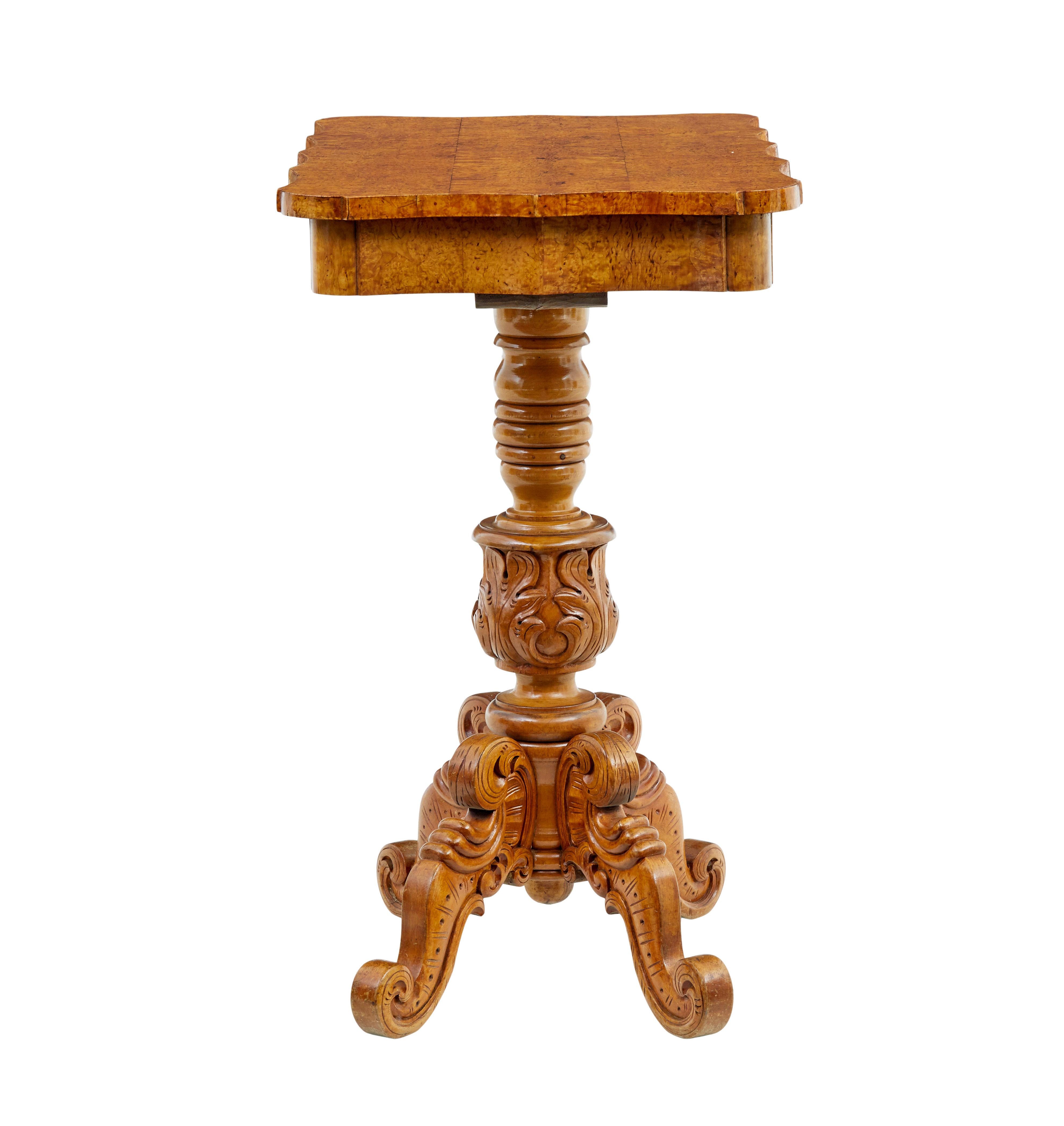 Sculpté Table d'appoint suédoise du 19e siècle en forme de racine de bouleau en vente