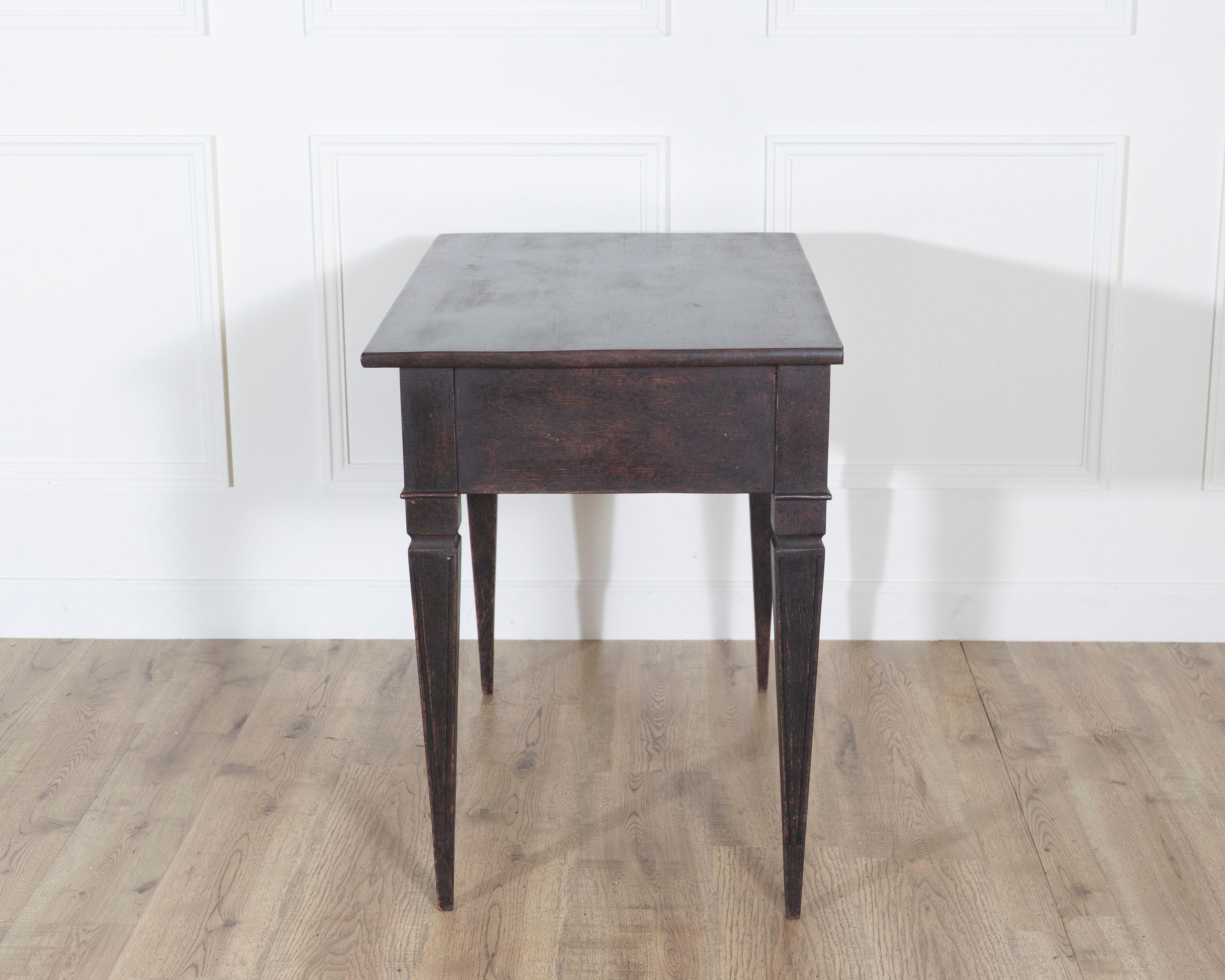 Pino 19th Century Swedish Black-Painted Writing Desk with Brass Fittings in vendita