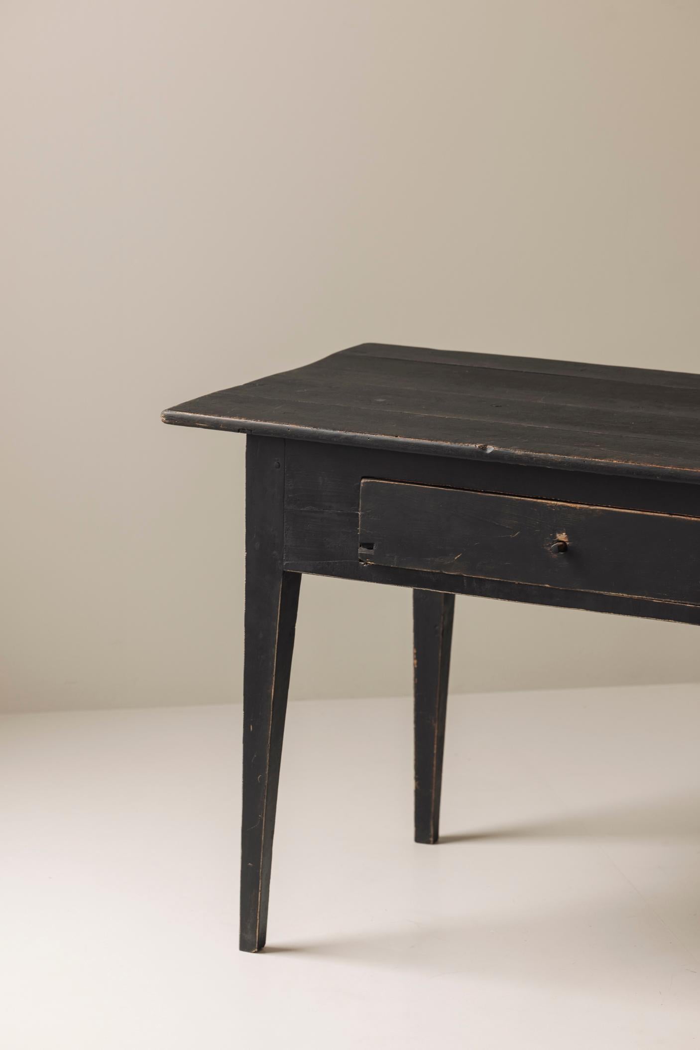 19th century Swedish black stained desk / table In Good Condition For Sale In Antwerp, BE