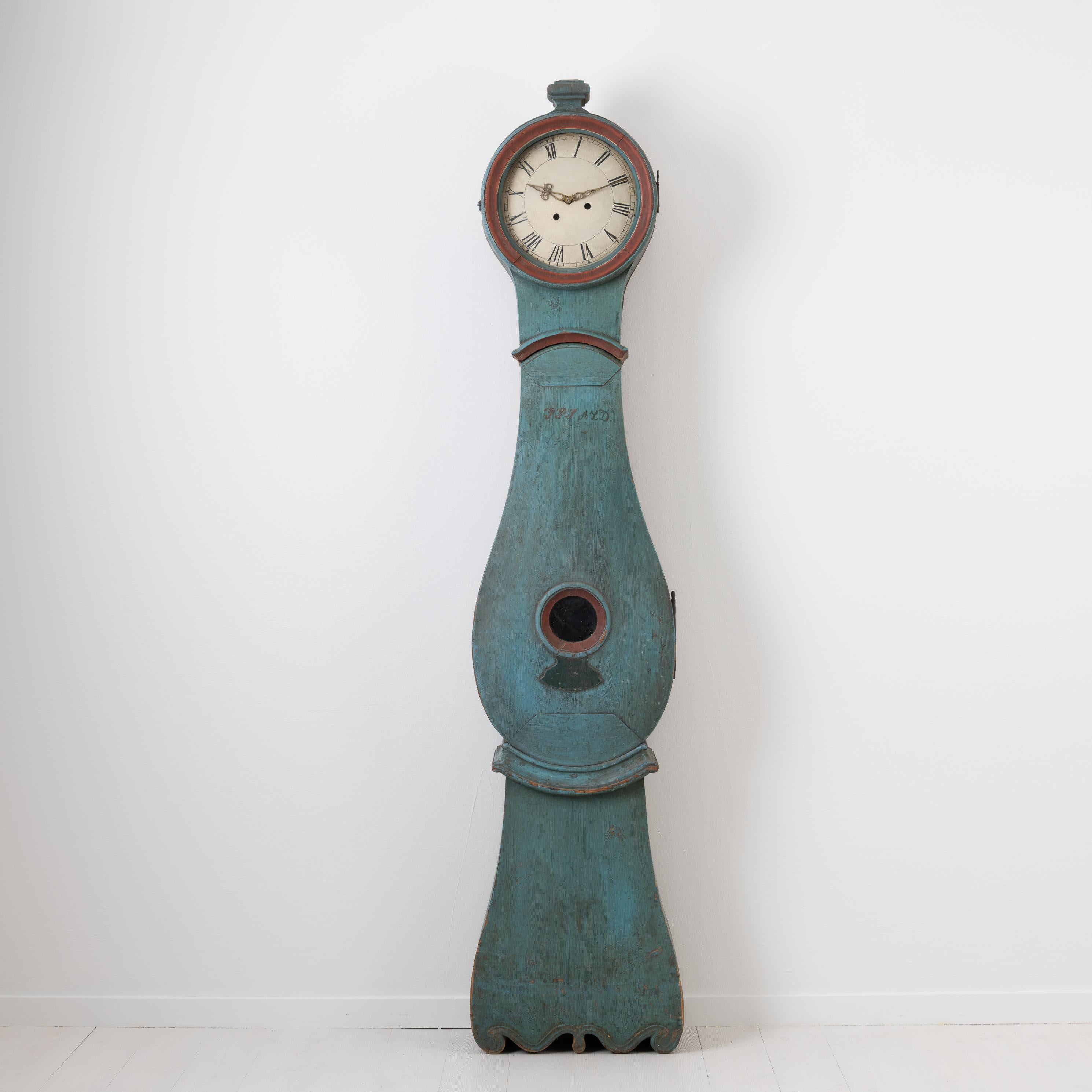 Northern Swedish long case clock from the first half of the 1800s. The clock is made in Swedish pine and painted with the original medium blue paint. The blue paint is original and an indicator of the quality. Blue pigments were very expensive