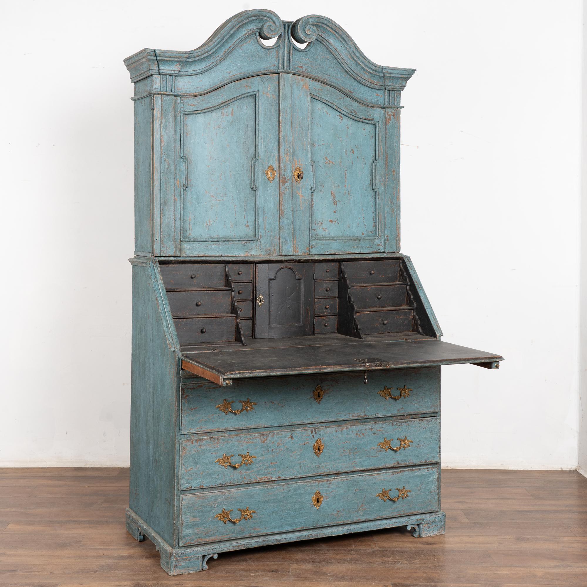 Questa segretaria in rovere è un pezzo di grande effetto, con ante a pannello, cofano scenografico e tre grandi cassetti inferiori tradizionali.
L'intera scrivania è stata sottoposta a una finitura professionale e personalizzata con vernice blu, che