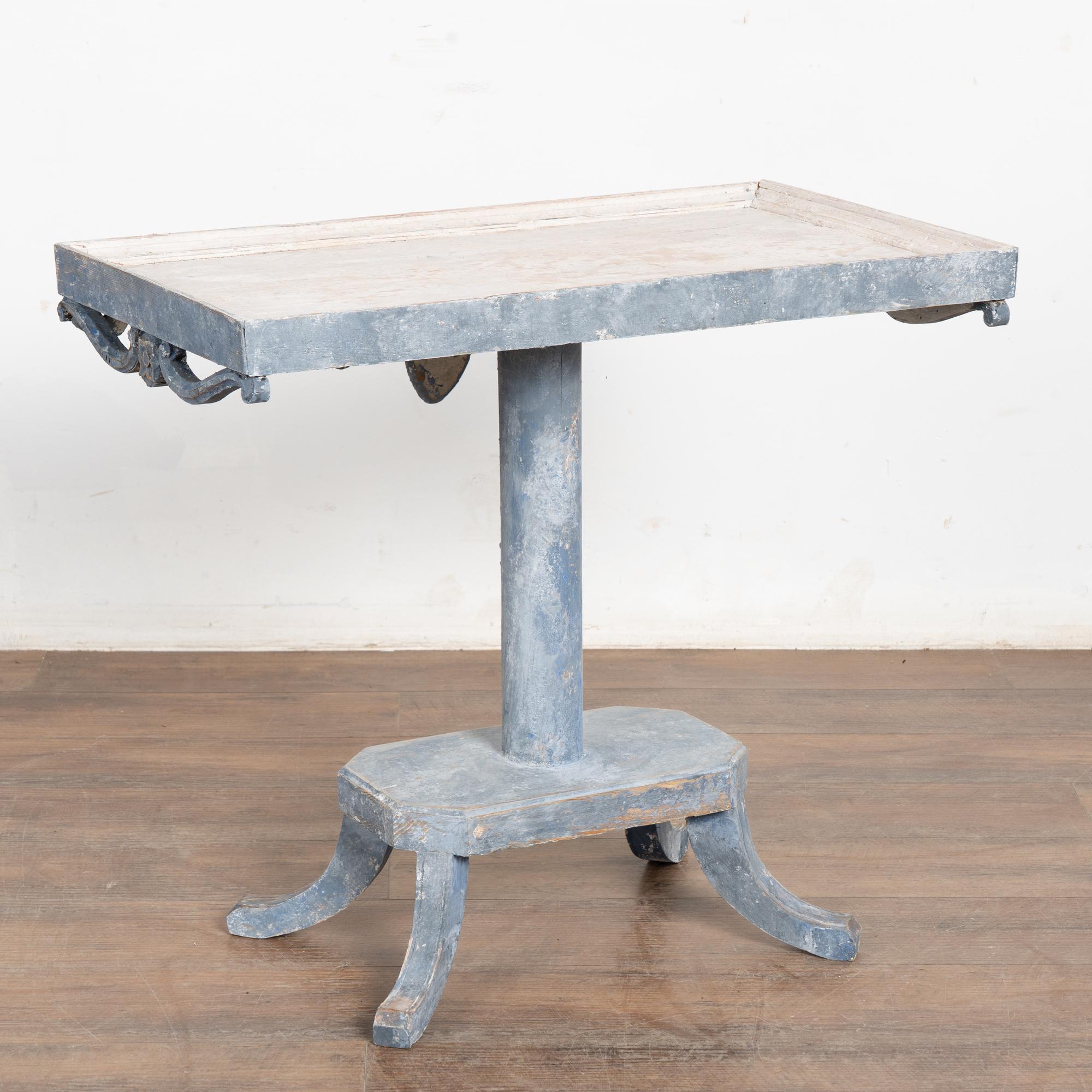 19th Century Swedish Blue Pedestal Side Table For Sale 7