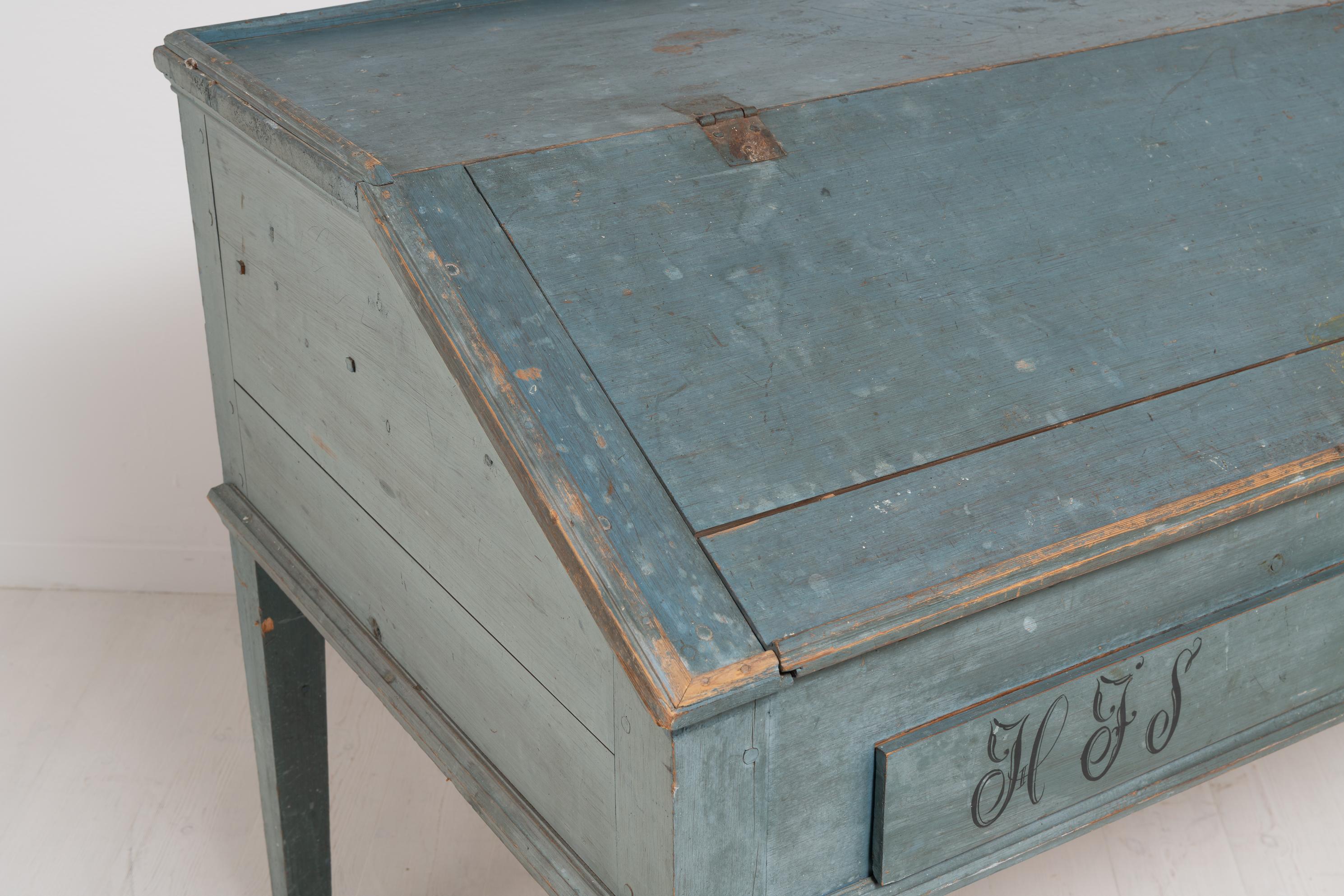 Ancienne table de bureau suédoise rustique originale bleue avec tiroirs en vente 3