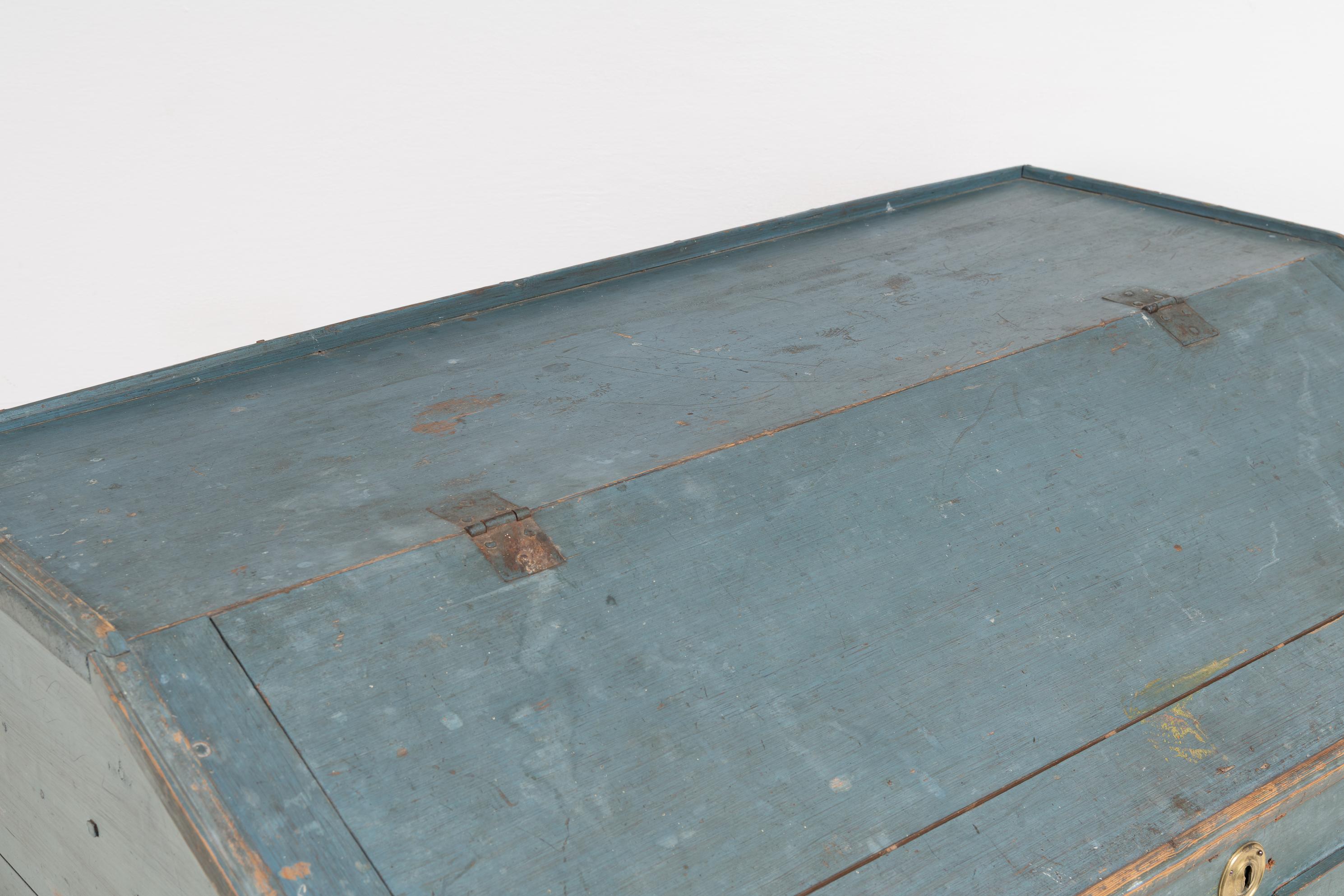 Ancienne table de bureau suédoise rustique originale bleue avec tiroirs en vente 4