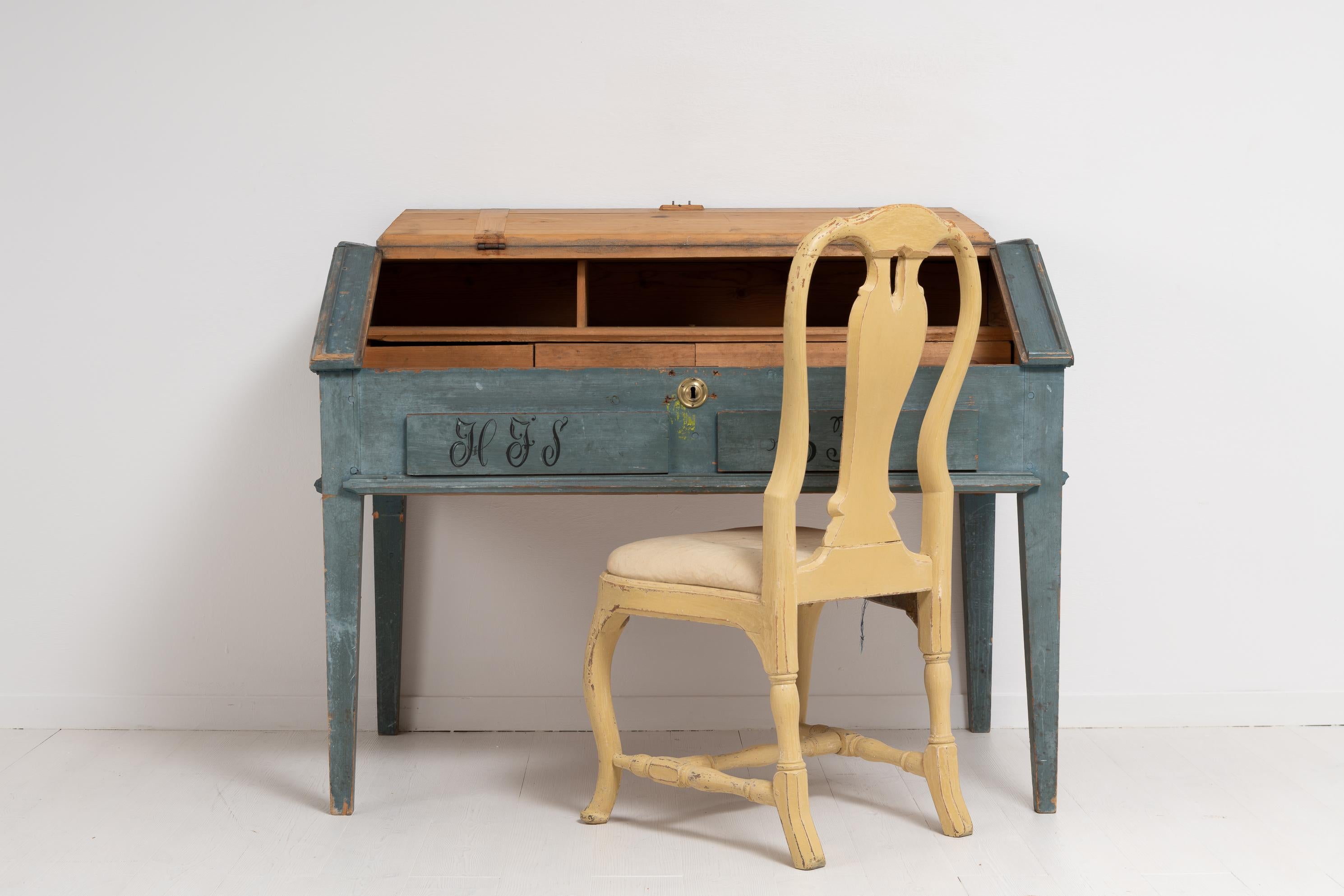 Antiker, echter, schwedischer, rustikaler, original blauer, antiker, blauer Schreibtischtisch mit Schubladen (Land) im Angebot