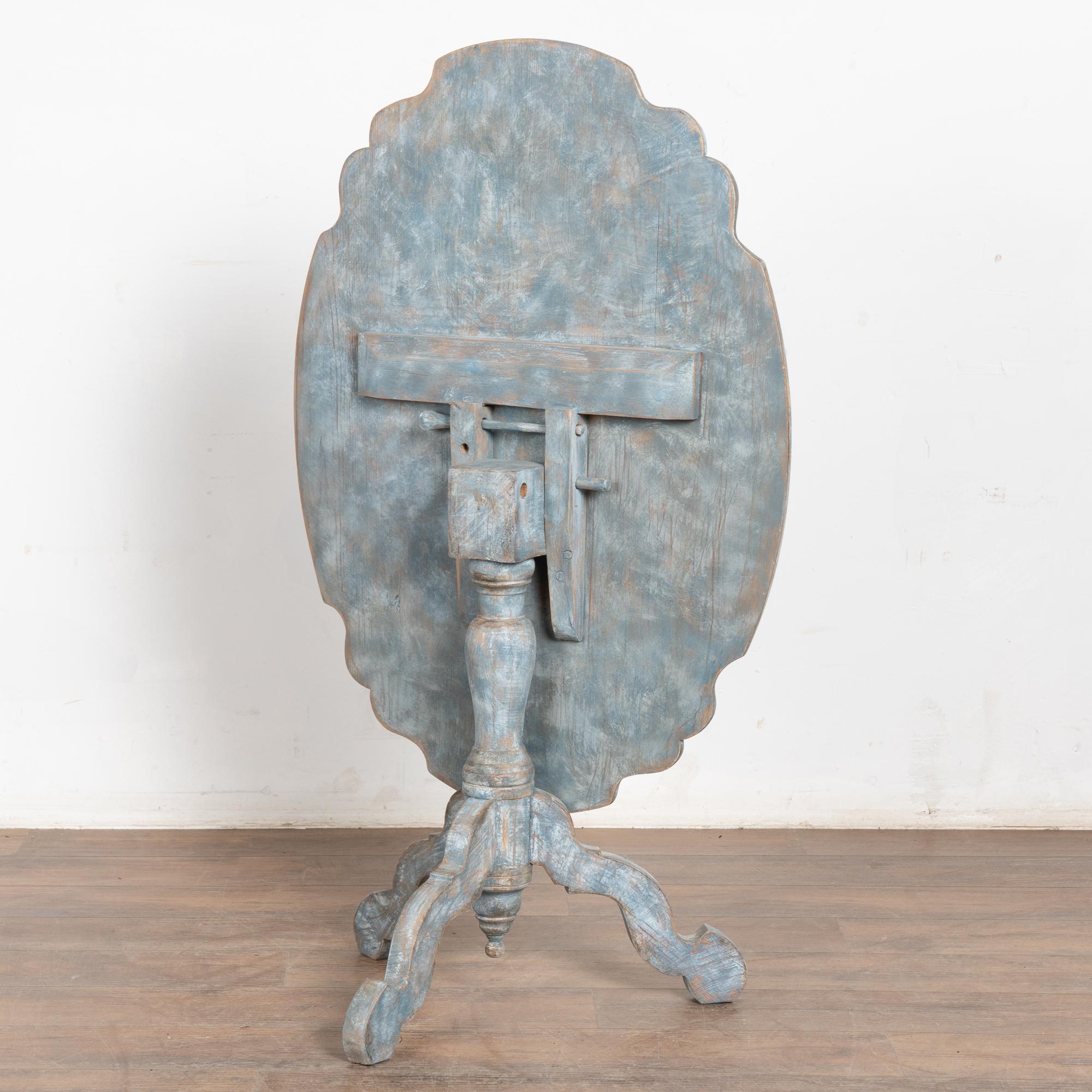 19th Century Swedish Blue Rococo Tilt Top Side Table For Sale 6
