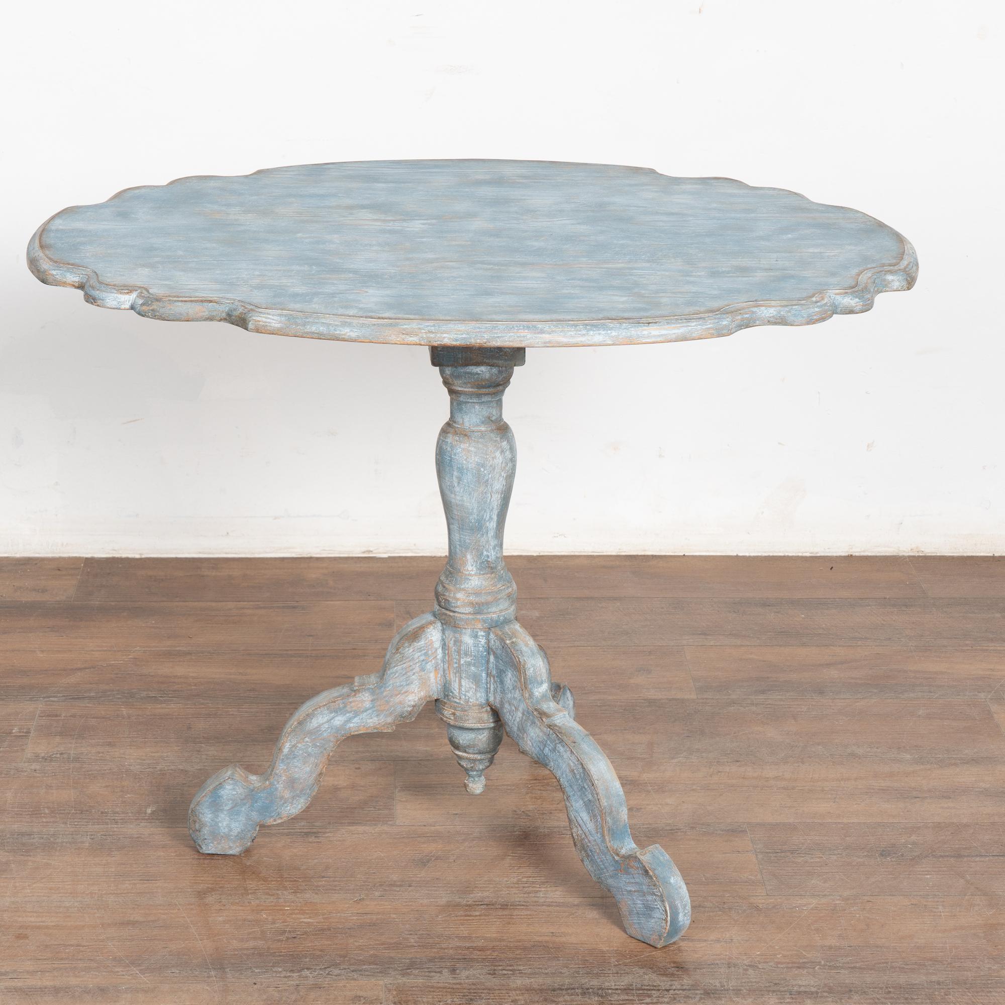 19th Century Swedish Blue Rococo Tilt Top Side Table In Good Condition For Sale In Round Top, TX