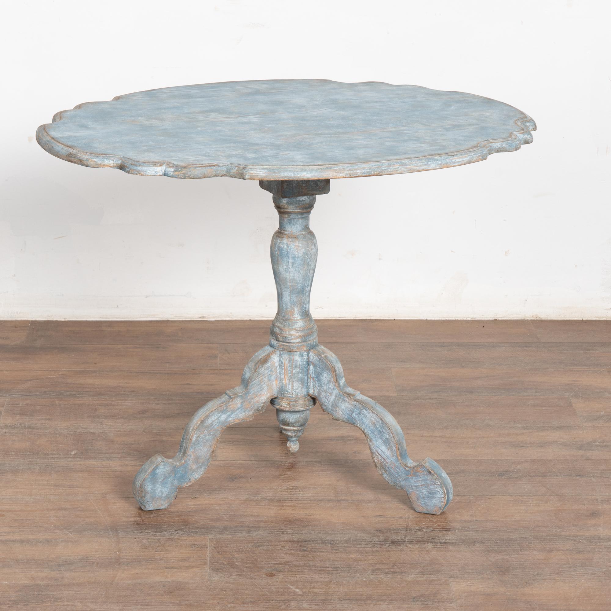 19th Century Swedish Blue Rococo Tilt Top Side Table For Sale 1